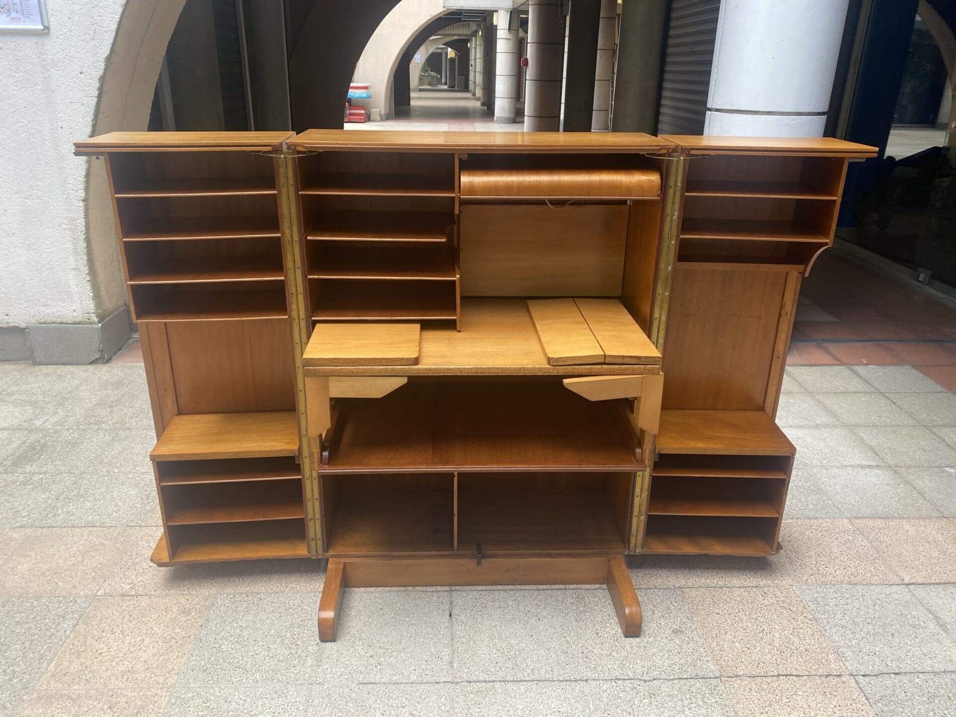 Bureau “Magic Box” par Mummenthaler & Meier – Design suisse iconique des années 1950