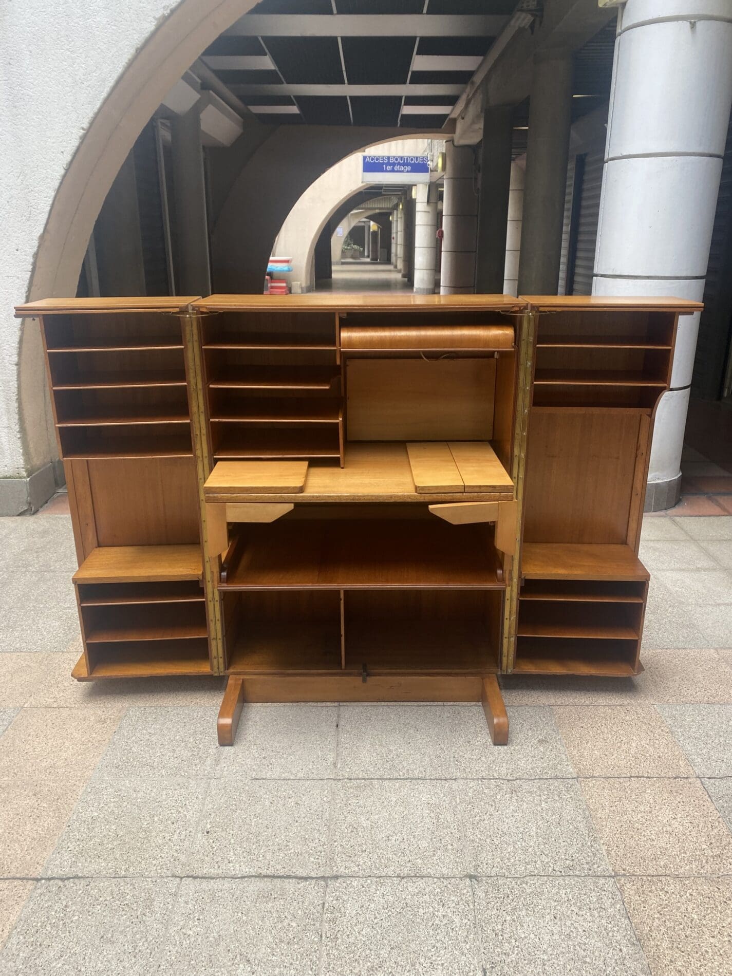 Bureau “Magic Box” par Mummenthaler & Meier – Design suisse iconique des années 1950