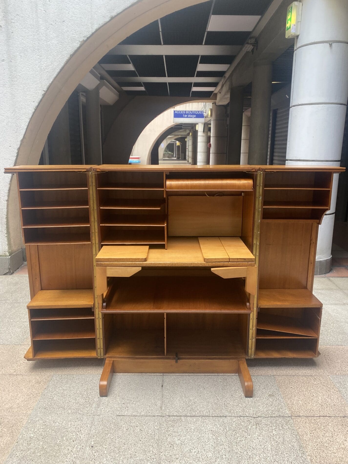 Bureau “Magic Box” par Mummenthaler & Meier – Design suisse iconique des années 1950