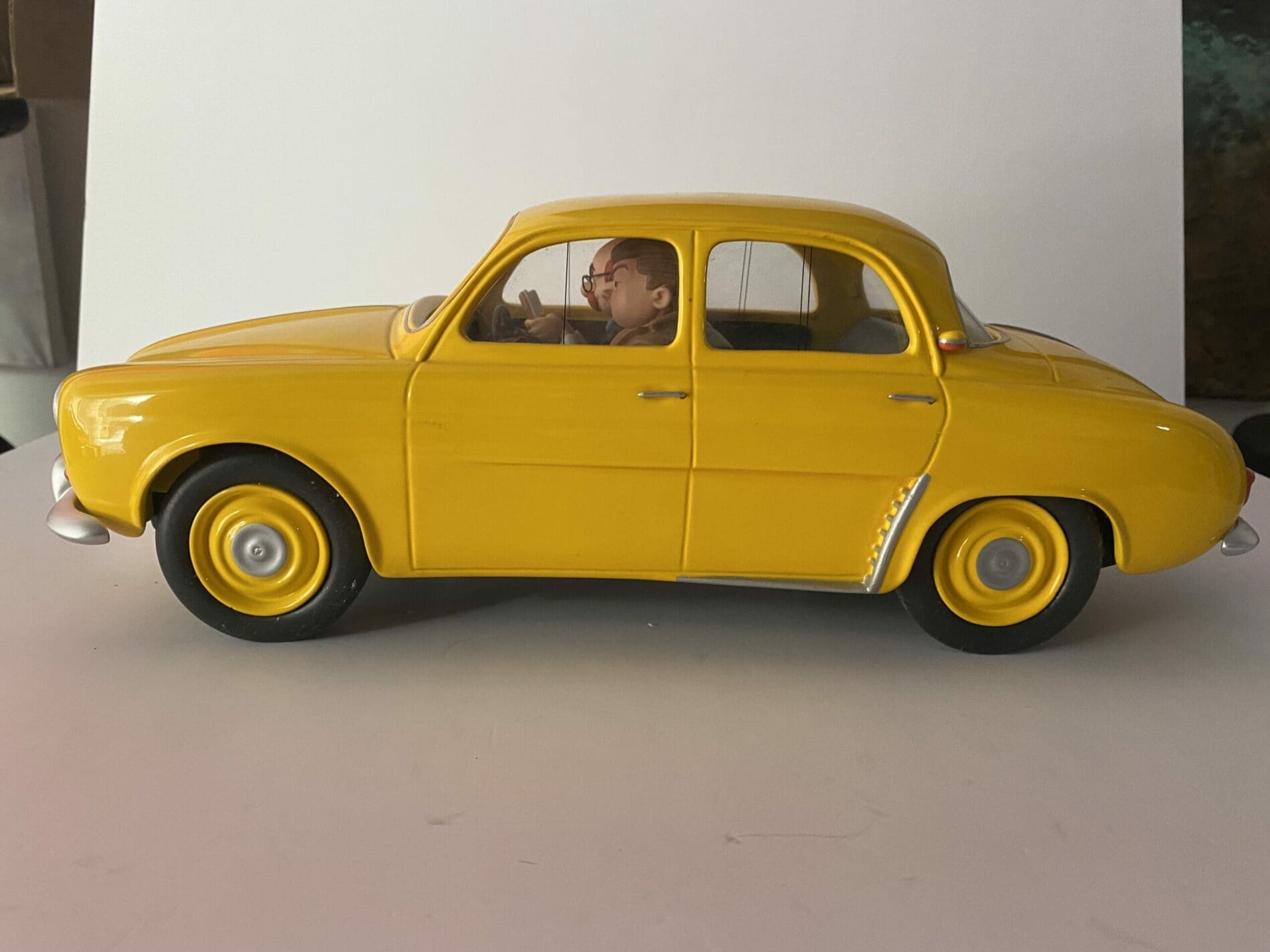 Gil Jourdan / Guus Slim – Voiture Aroutcheff ARTI01J – Renault Dauphine jaune