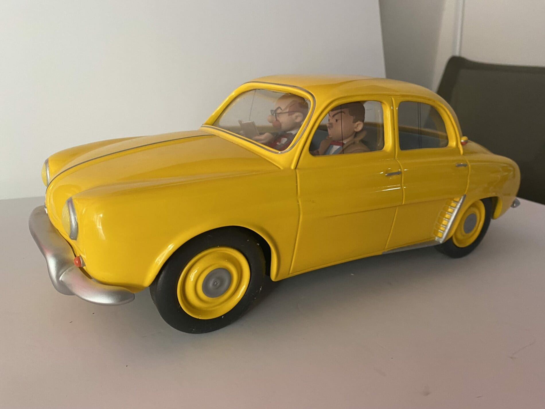 Gil Jourdan / Guus Slim – Voiture Aroutcheff ARTI01J – Renault Dauphine jaune
