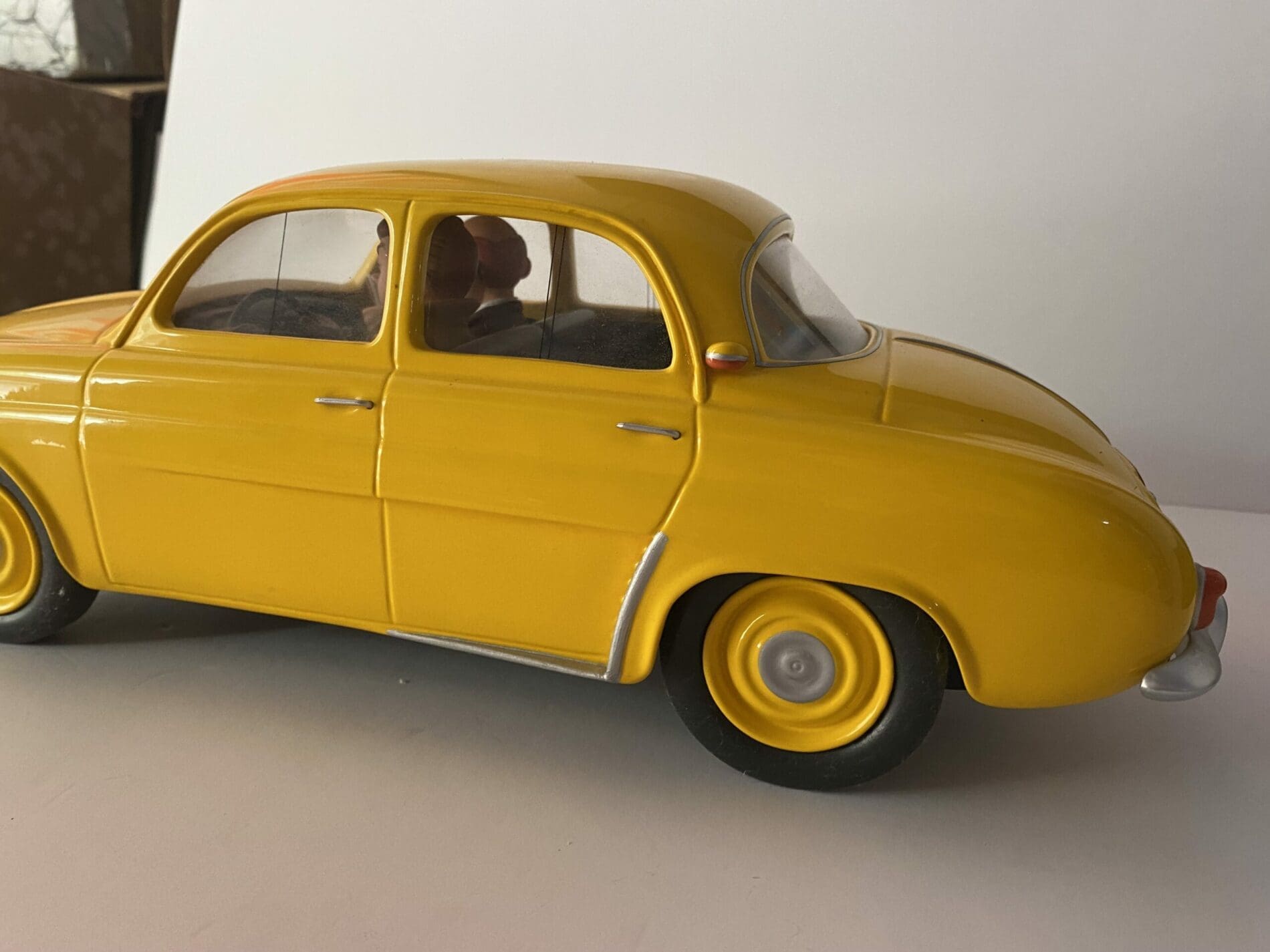 Gil Jourdan / Guus Slim – Voiture Aroutcheff ARTI01J – Renault Dauphine jaune