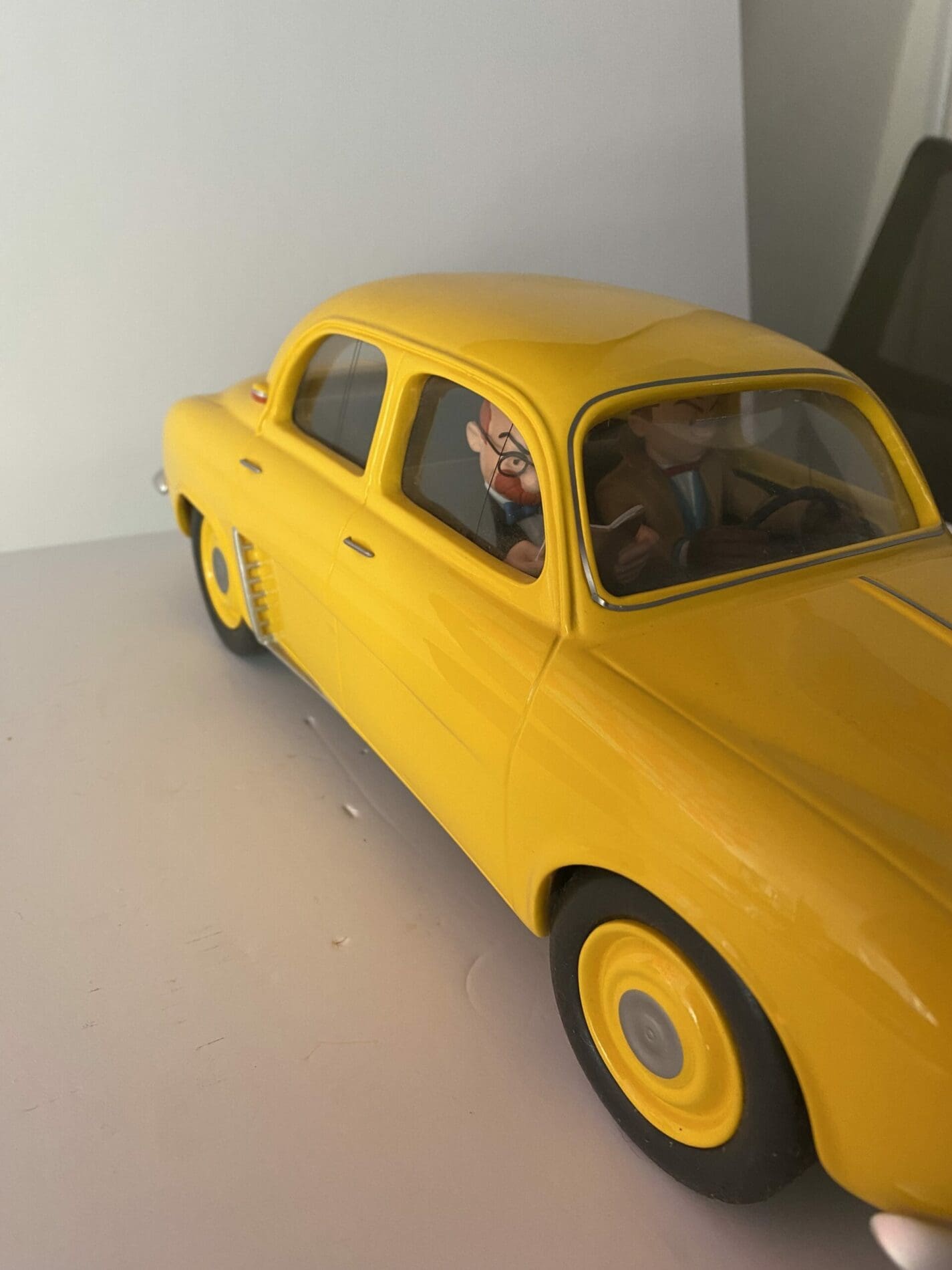Gil Jourdan / Guus Slim – Voiture Aroutcheff ARTI01J – Renault Dauphine jaune
