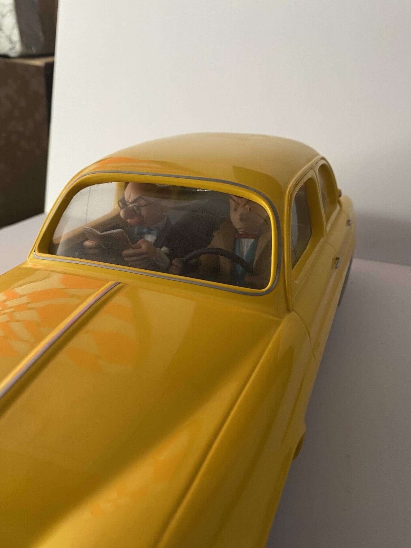 Gil Jourdan / Guus Slim – Voiture Aroutcheff ARTI01J – Renault Dauphine jaune