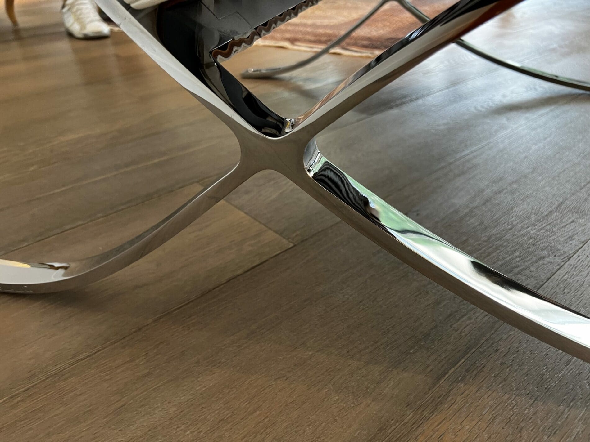 Fauteuil Barcelona blanc avec ottoman – Édition Knoll 2012, design Mies van der Rohe