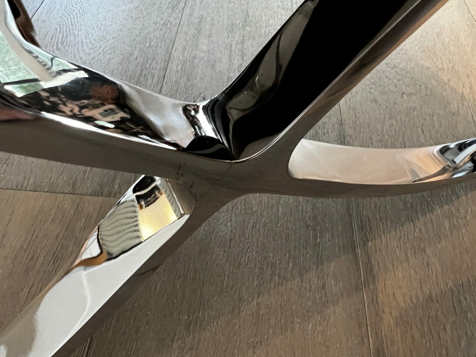 Fauteuil Barcelona blanc avec ottoman – Édition Knoll 2012, design Mies van der Rohe