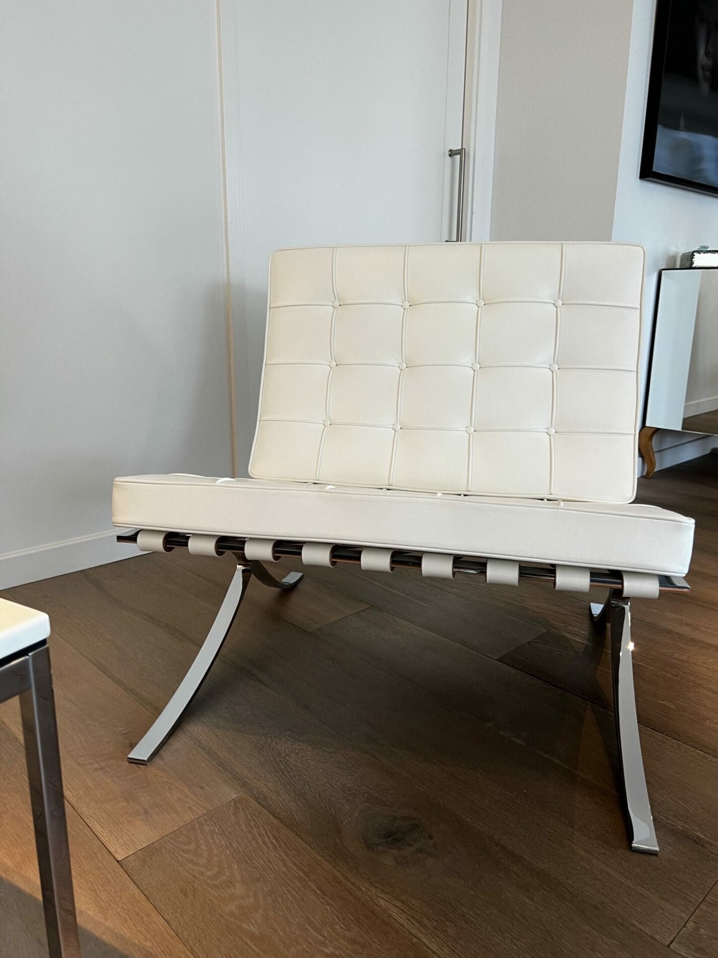 Fauteuil Barcelona blanc avec ottoman – Édition Knoll 2012, design Mies van der Rohe