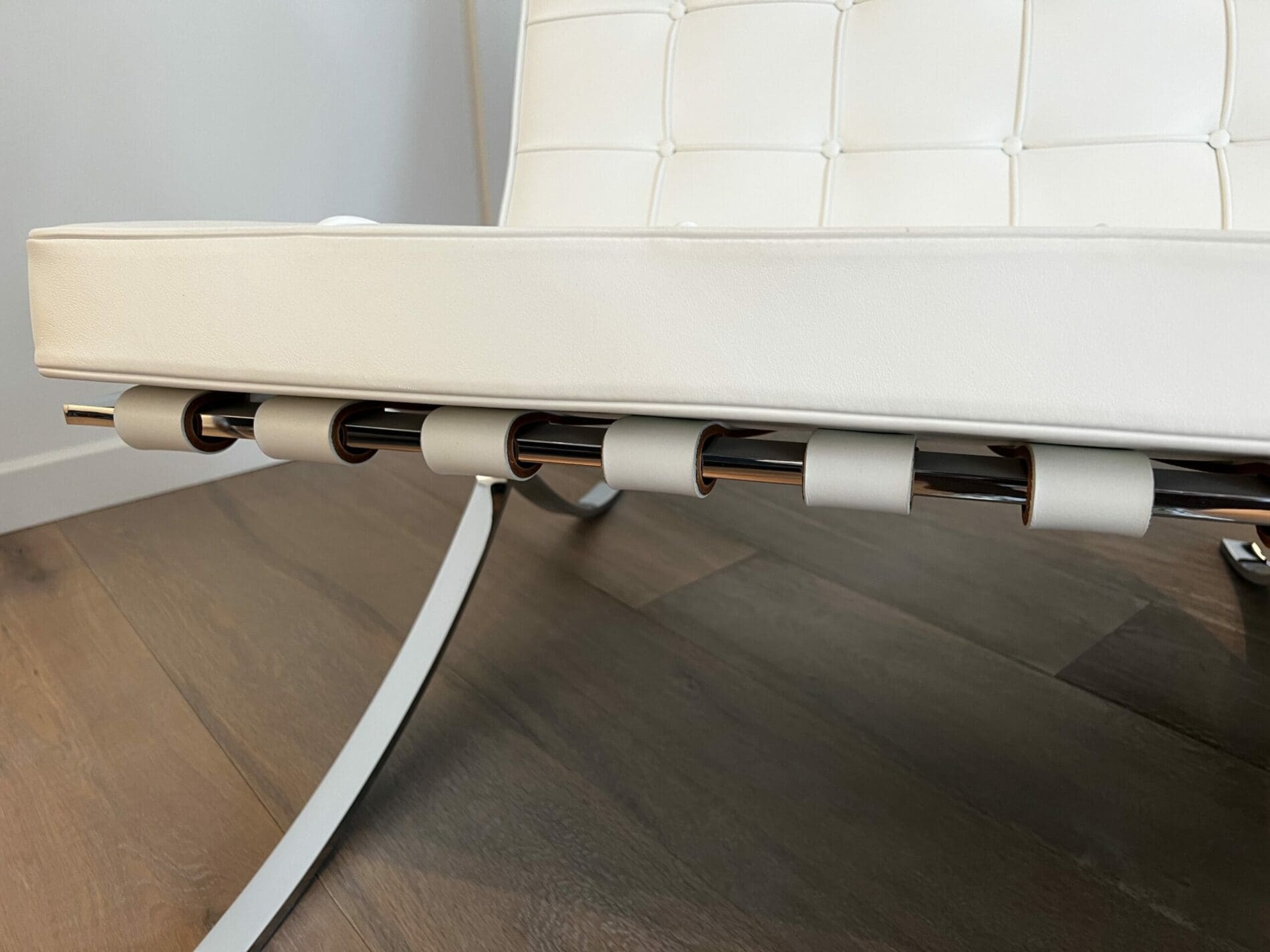 Fauteuil Barcelona blanc avec ottoman – Édition Knoll 2012, design Mies van der Rohe