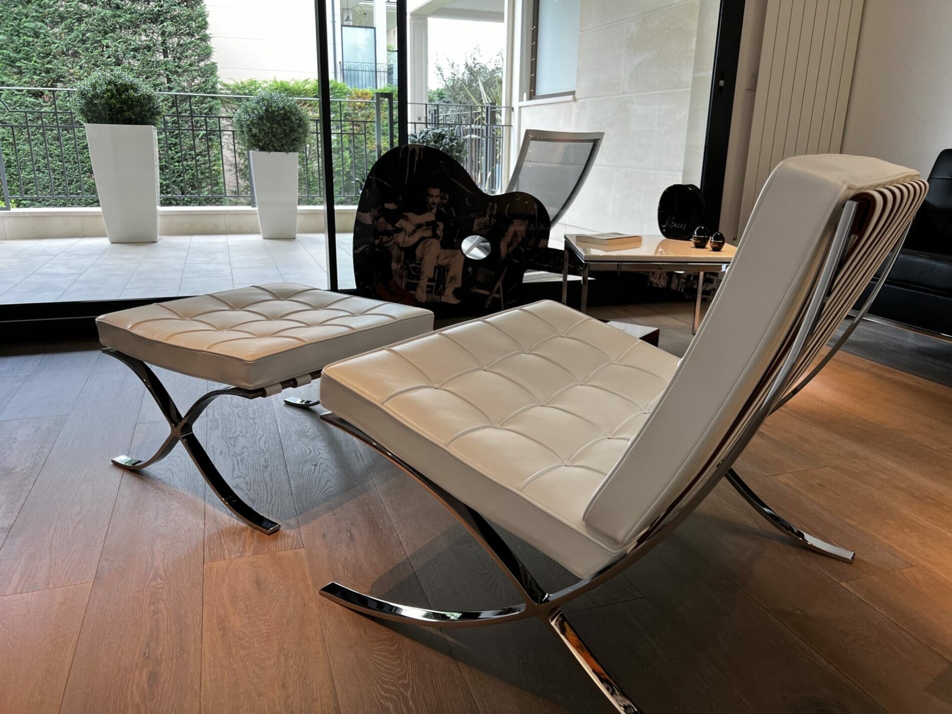 Fauteuil Barcelona blanc avec ottoman – Édition Knoll 2012, design Mies van der Rohe