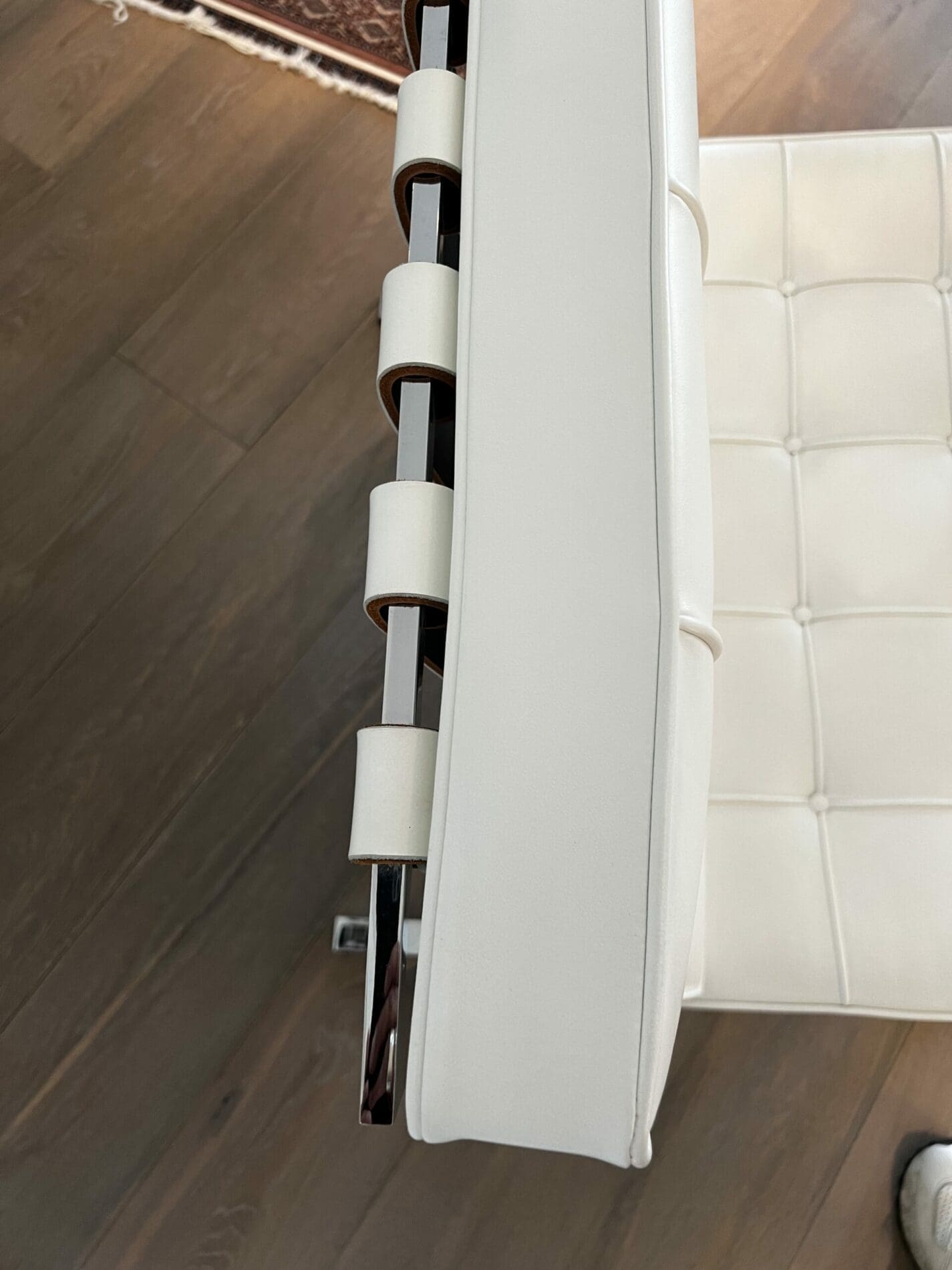 Fauteuil Barcelona blanc avec ottoman – Édition Knoll 2012, design Mies van der Rohe