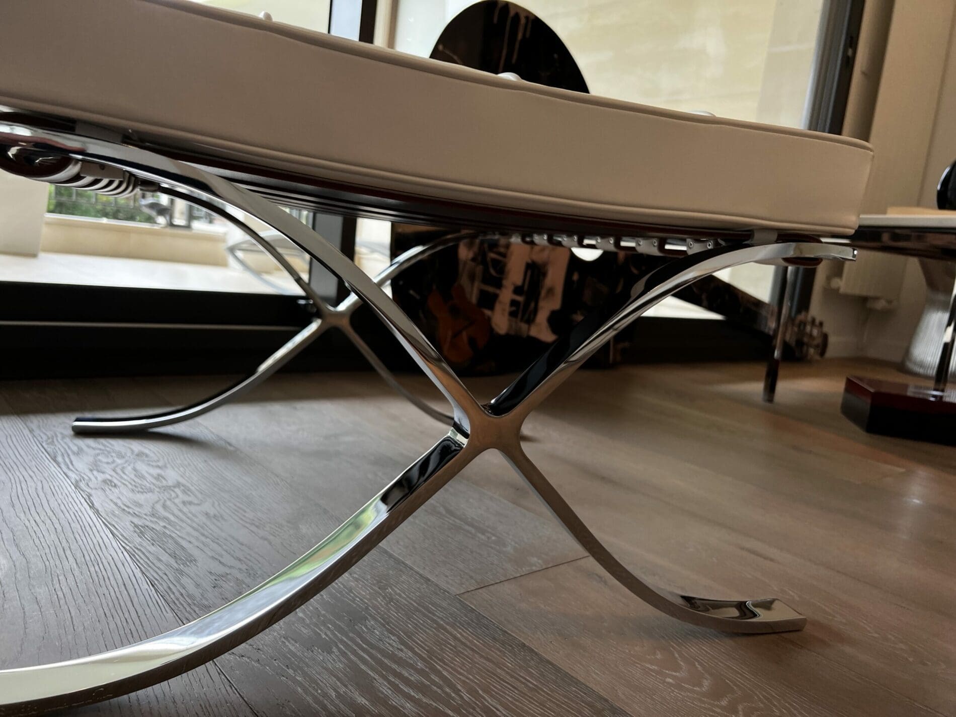 Fauteuil Barcelona blanc avec ottoman – Édition Knoll 2012, design Mies van der Rohe