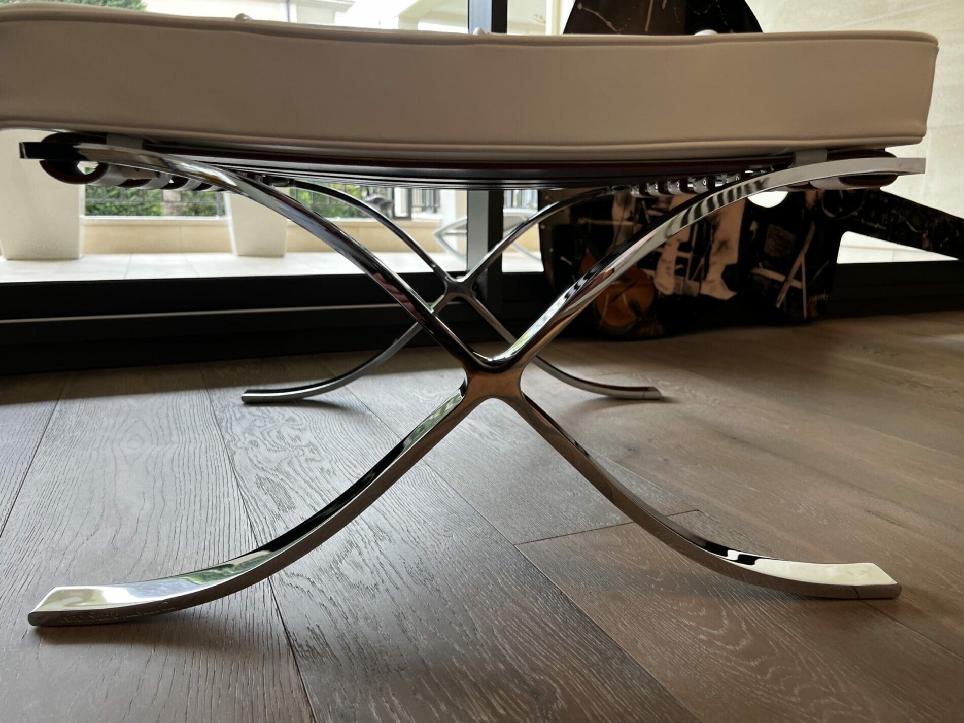 Fauteuil Barcelona blanc avec ottoman – Édition Knoll 2012, design Mies van der Rohe