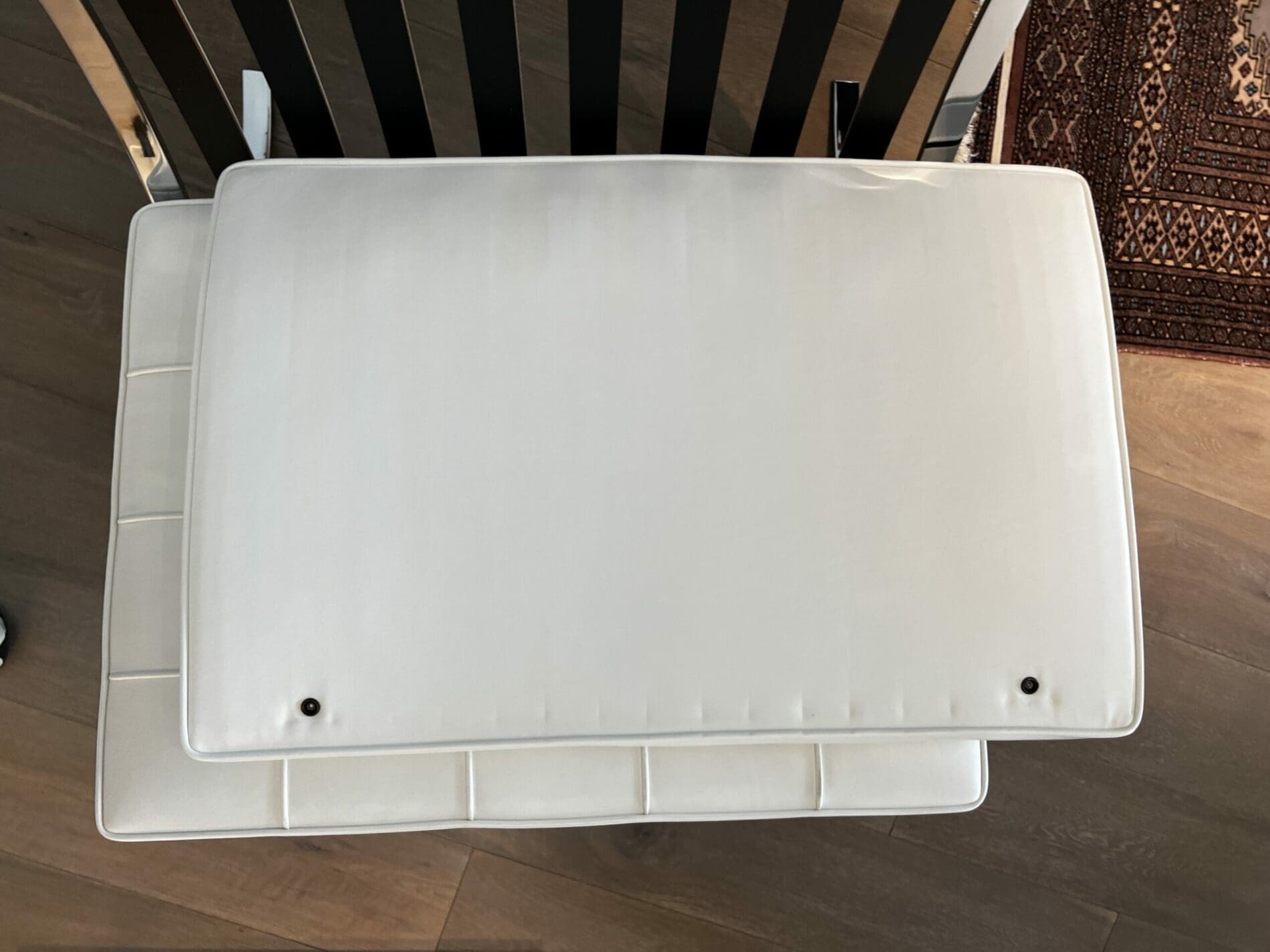 Fauteuil Barcelona blanc avec ottoman – Édition Knoll 2012, design Mies van der Rohe