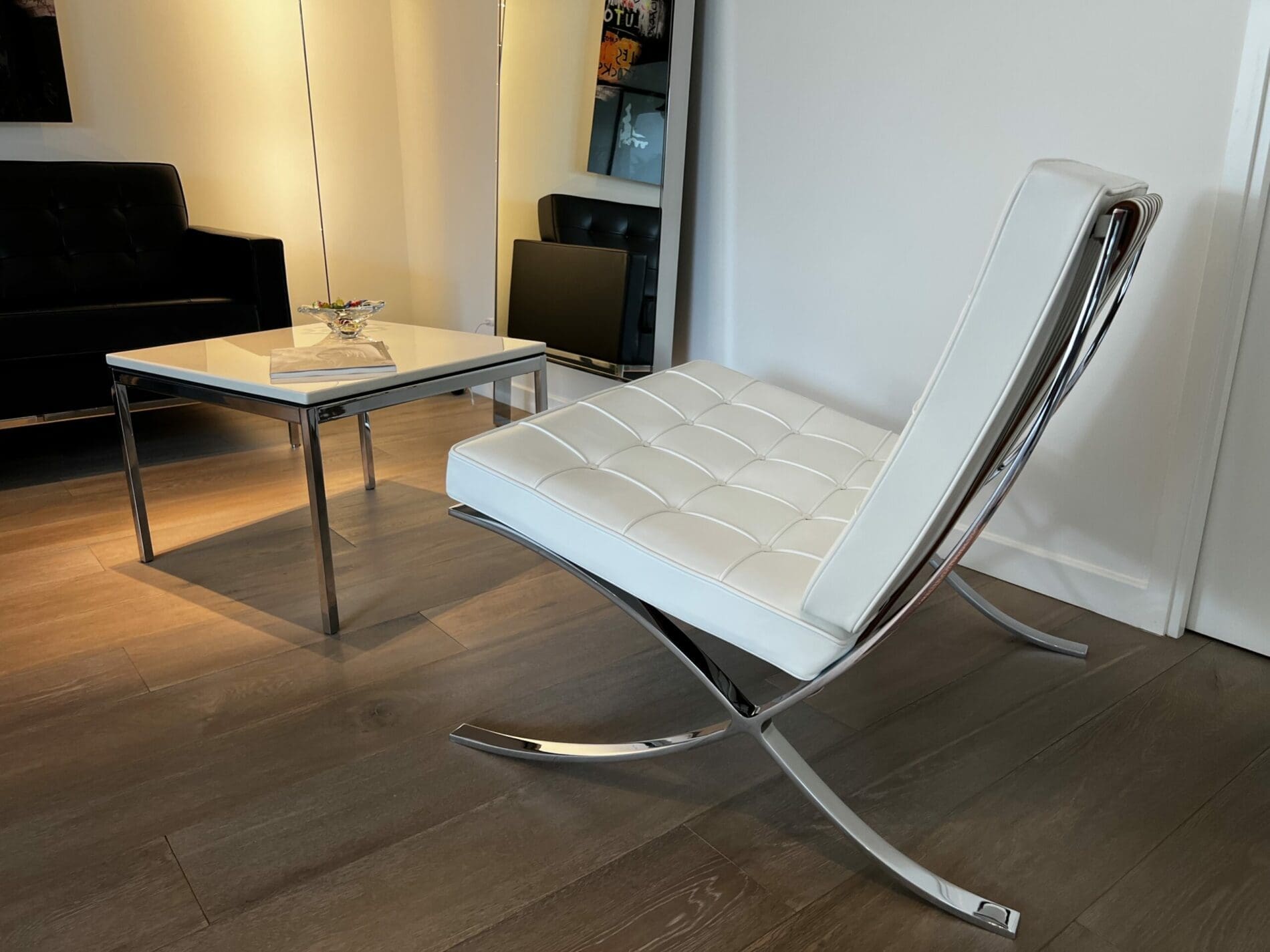 Fauteuil Barcelona blanc avec ottoman – Édition Knoll 2012, design Mies van der Rohe