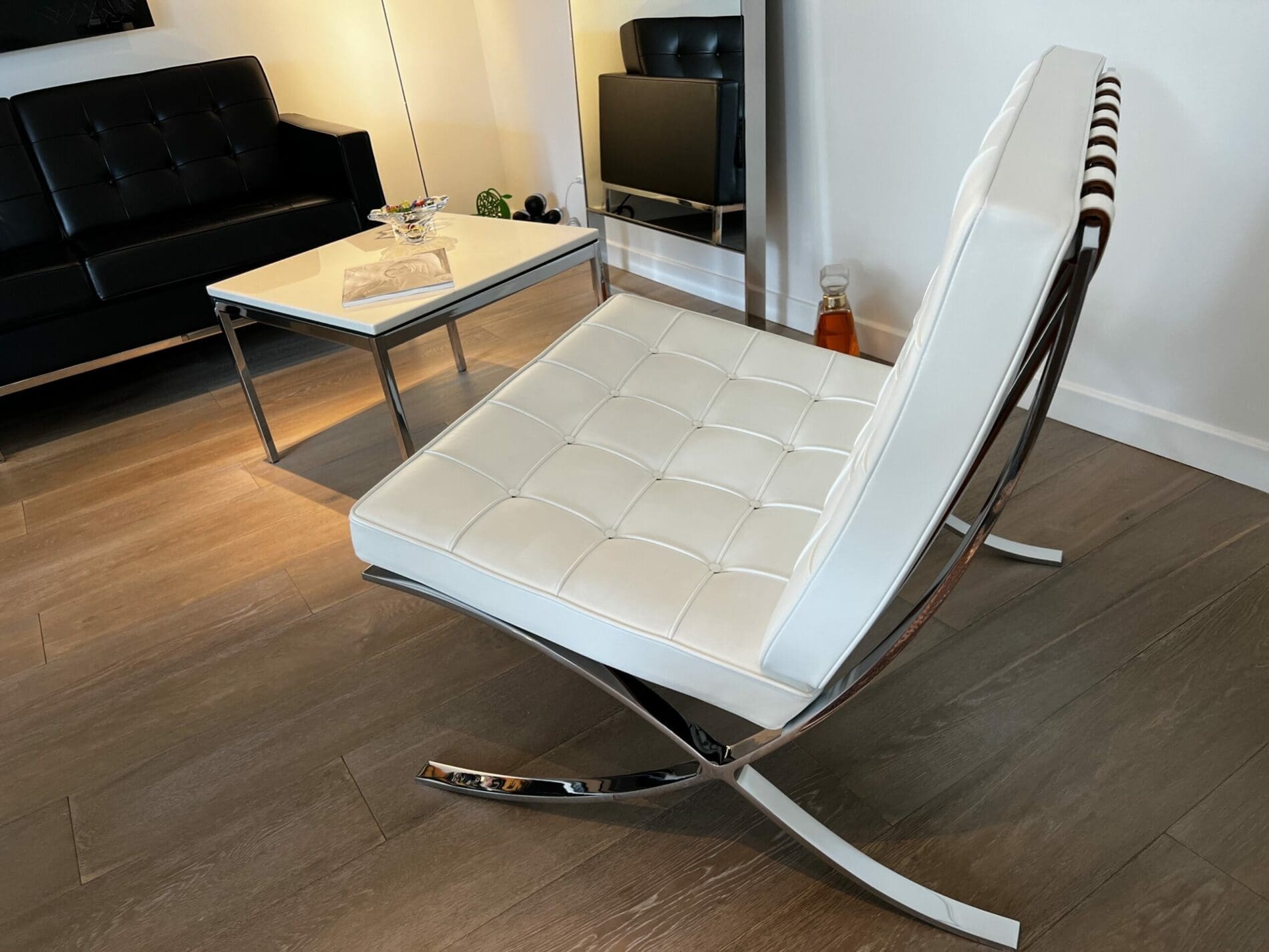 Fauteuil Barcelona blanc avec ottoman – Édition Knoll 2012, design Mies van der Rohe