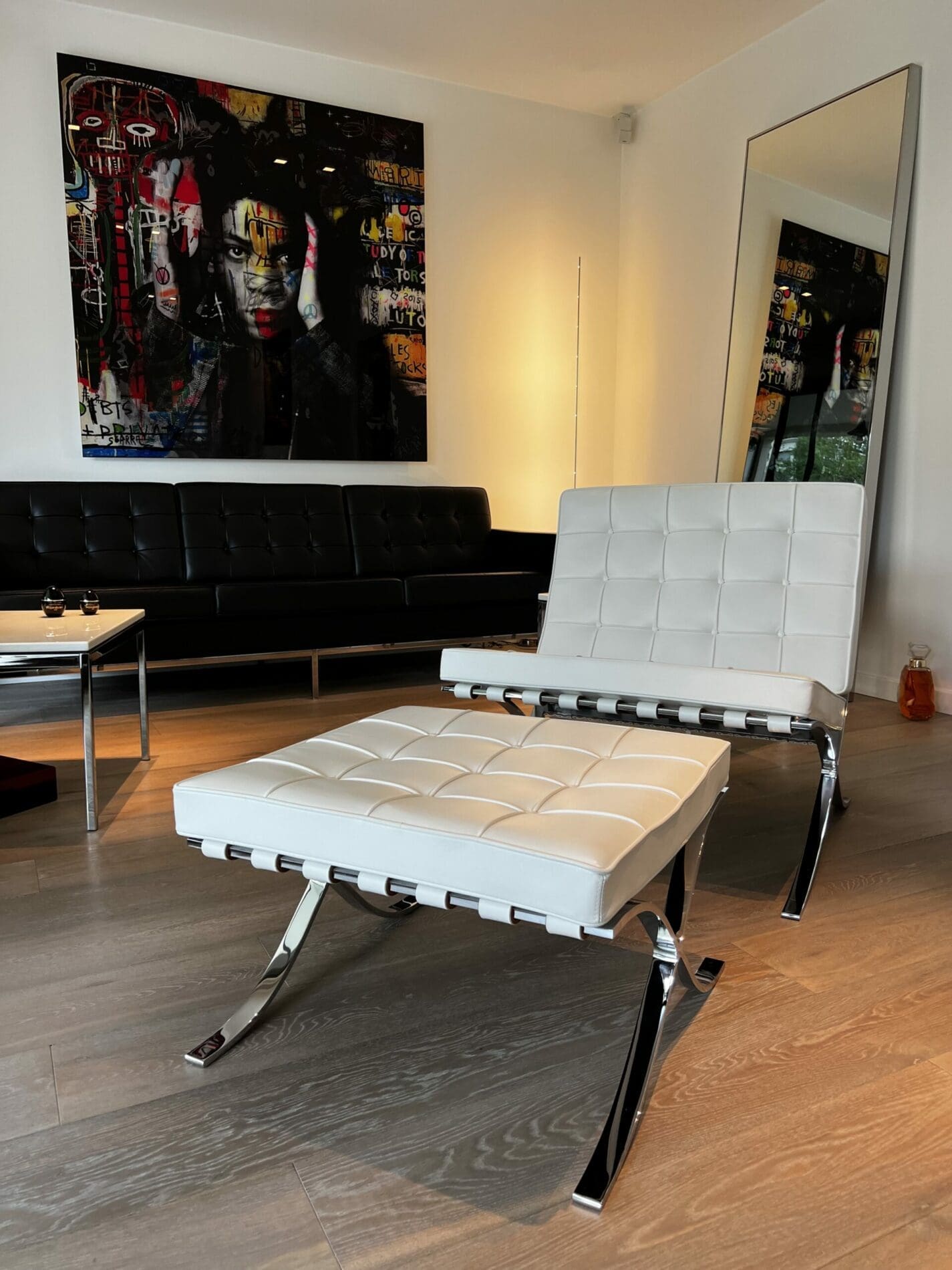 Fauteuil Barcelona blanc avec ottoman – Édition Knoll 2012, design Mies van der Rohe