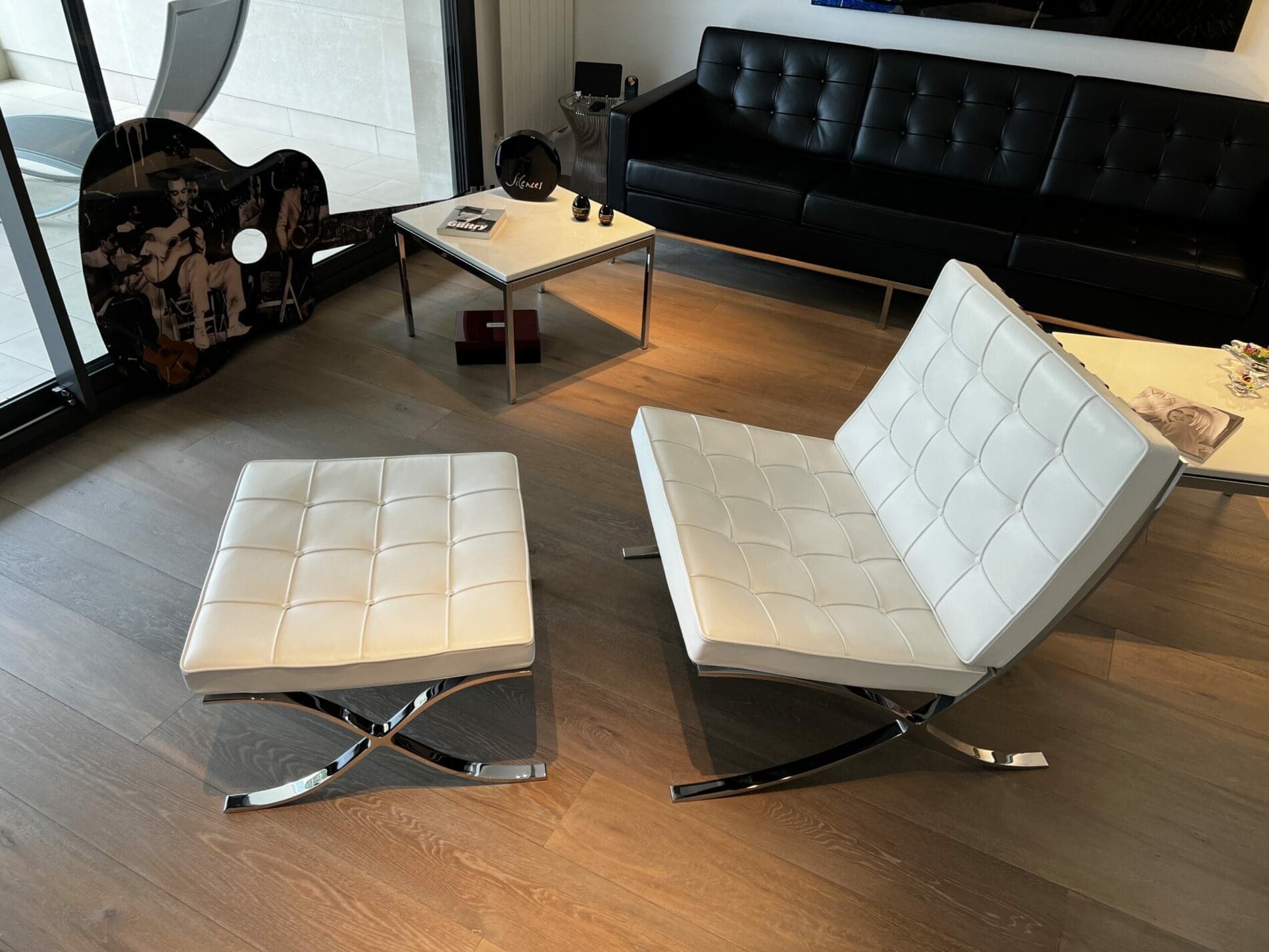 Fauteuil Barcelona blanc avec ottoman – Édition Knoll 2012, design Mies van der Rohe