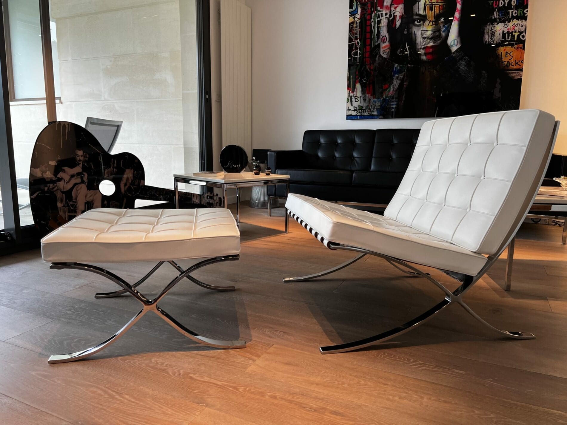 Fauteuil Barcelona blanc avec ottoman – Édition Knoll 2012, design Mies van der Rohe