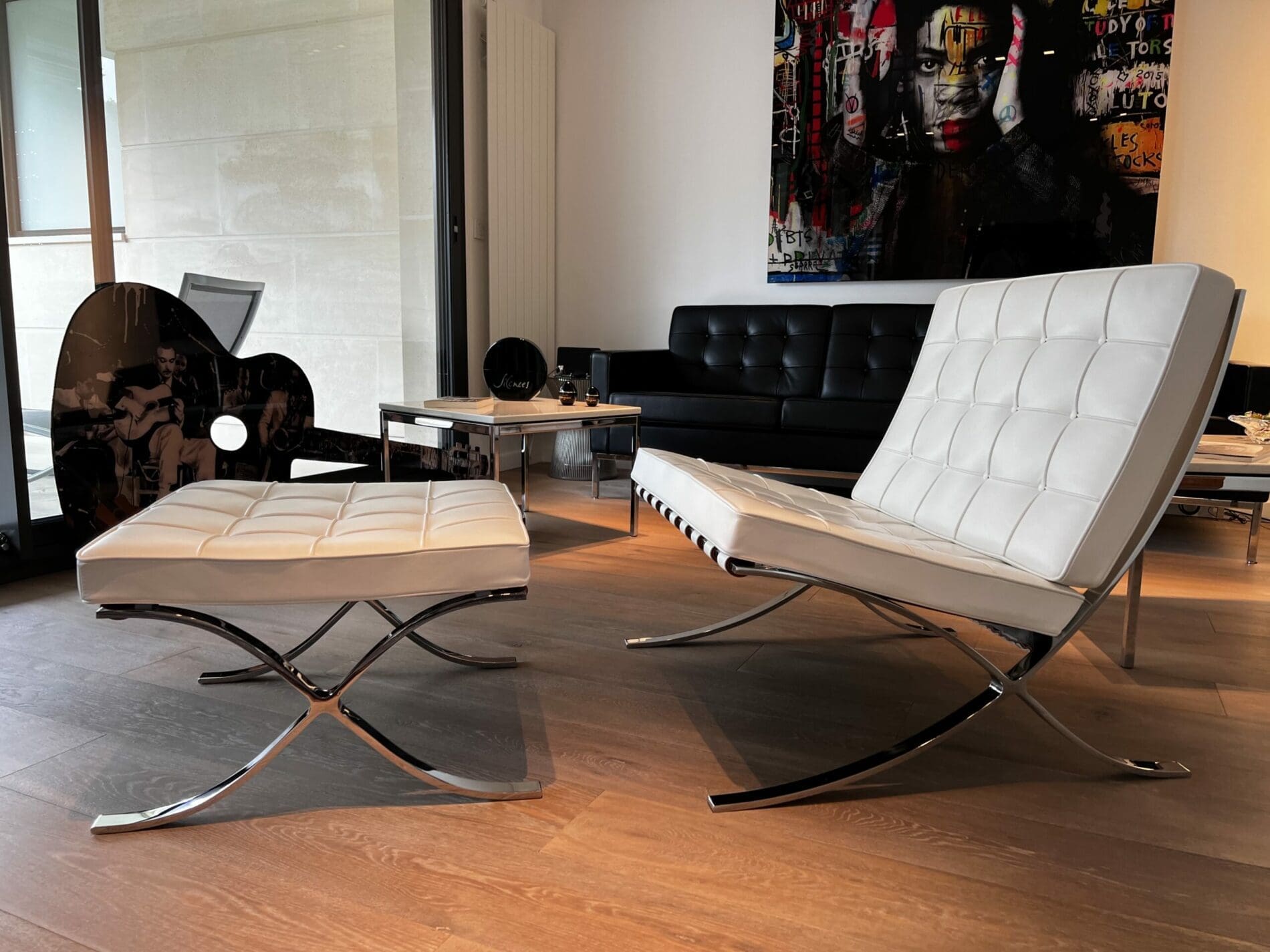 Fauteuil Barcelona blanc avec ottoman – Édition Knoll 2012, design Mies van der Rohe