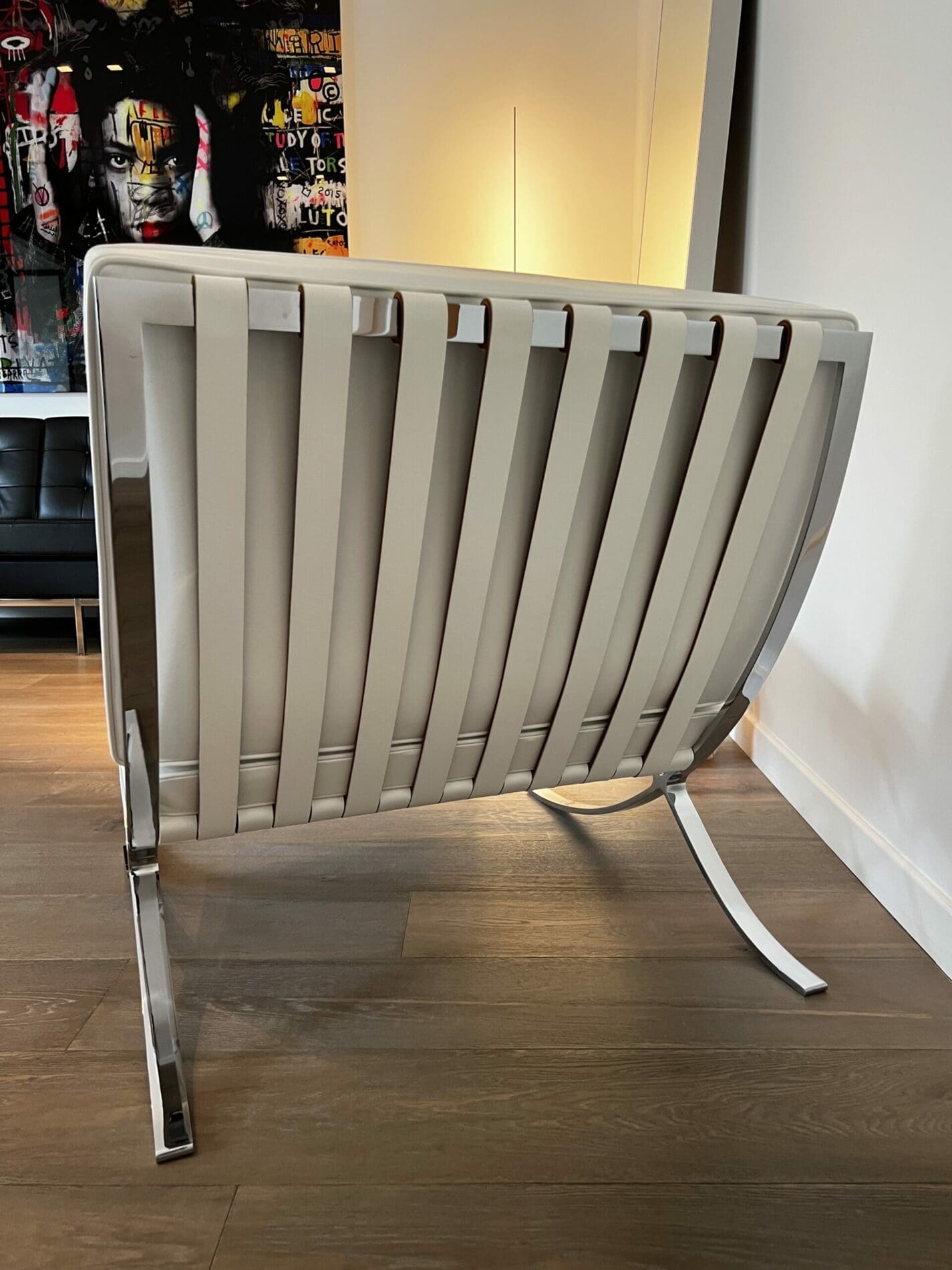 Fauteuil Barcelona blanc avec ottoman – Édition Knoll 2012, design Mies van der Rohe