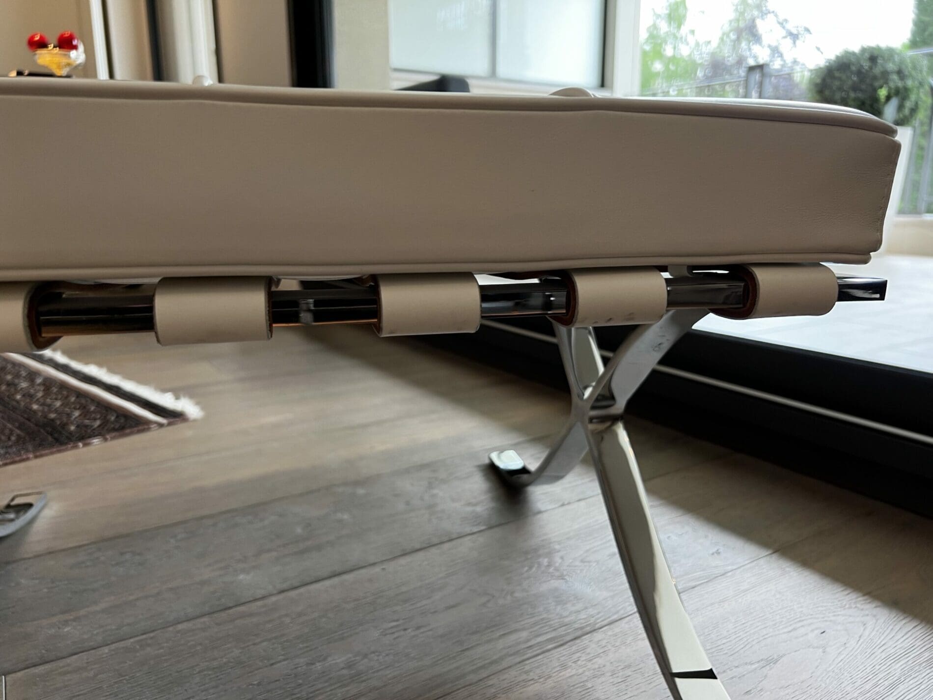 Fauteuil Barcelona blanc avec ottoman – Édition Knoll 2012, design Mies van der Rohe