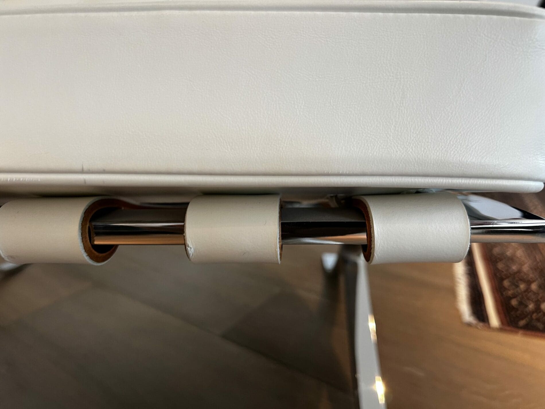 Fauteuil Barcelona blanc avec ottoman – Édition Knoll 2012, design Mies van der Rohe