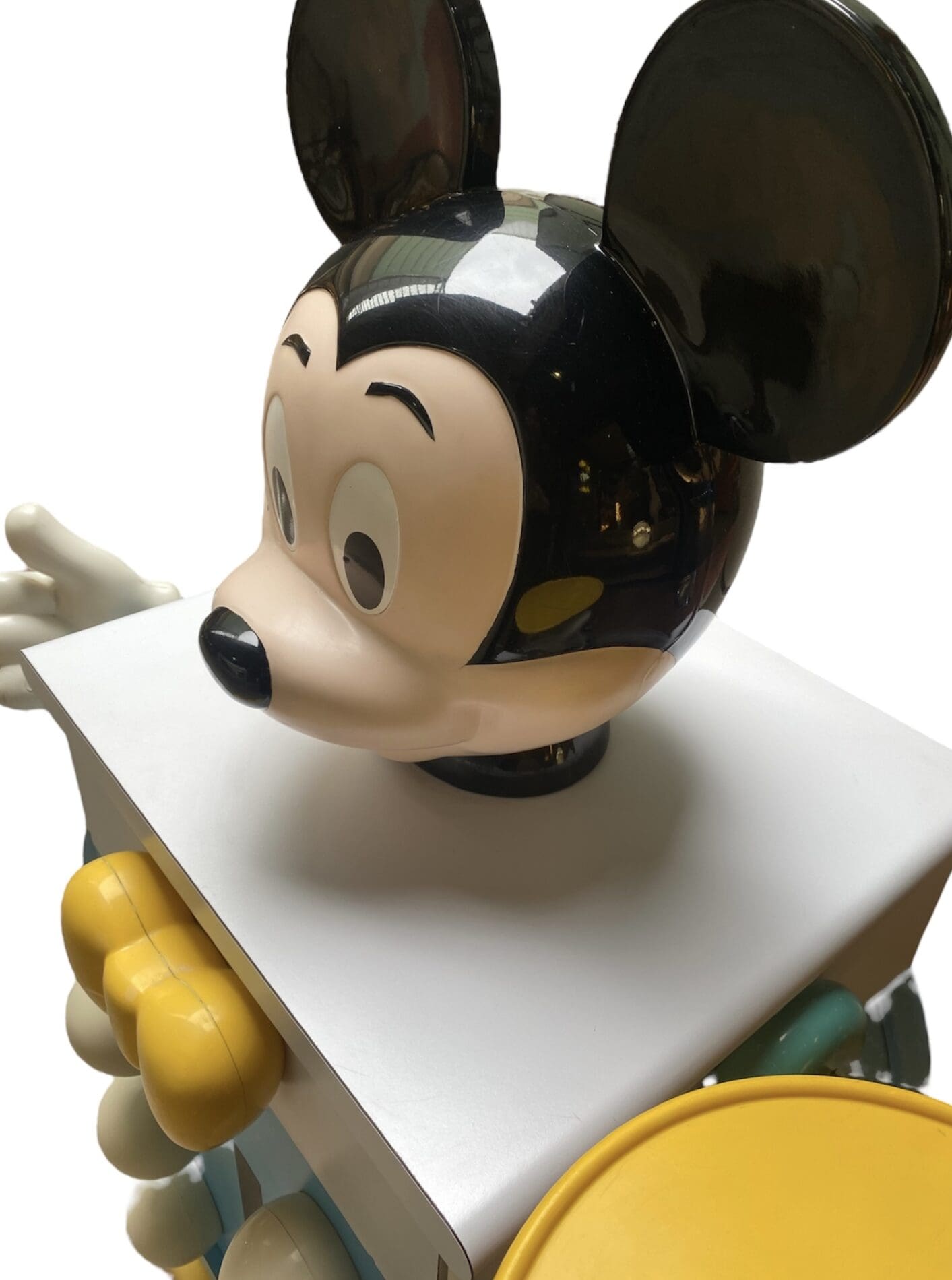 Fonctionnelle et décorative : la commode « Mickey Mouse » de Pierre Colleu