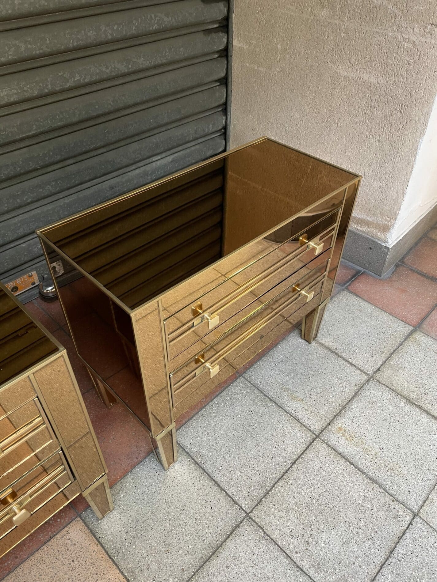Paire de commodes italienne deux tiroirs des années 80 en verre teinté