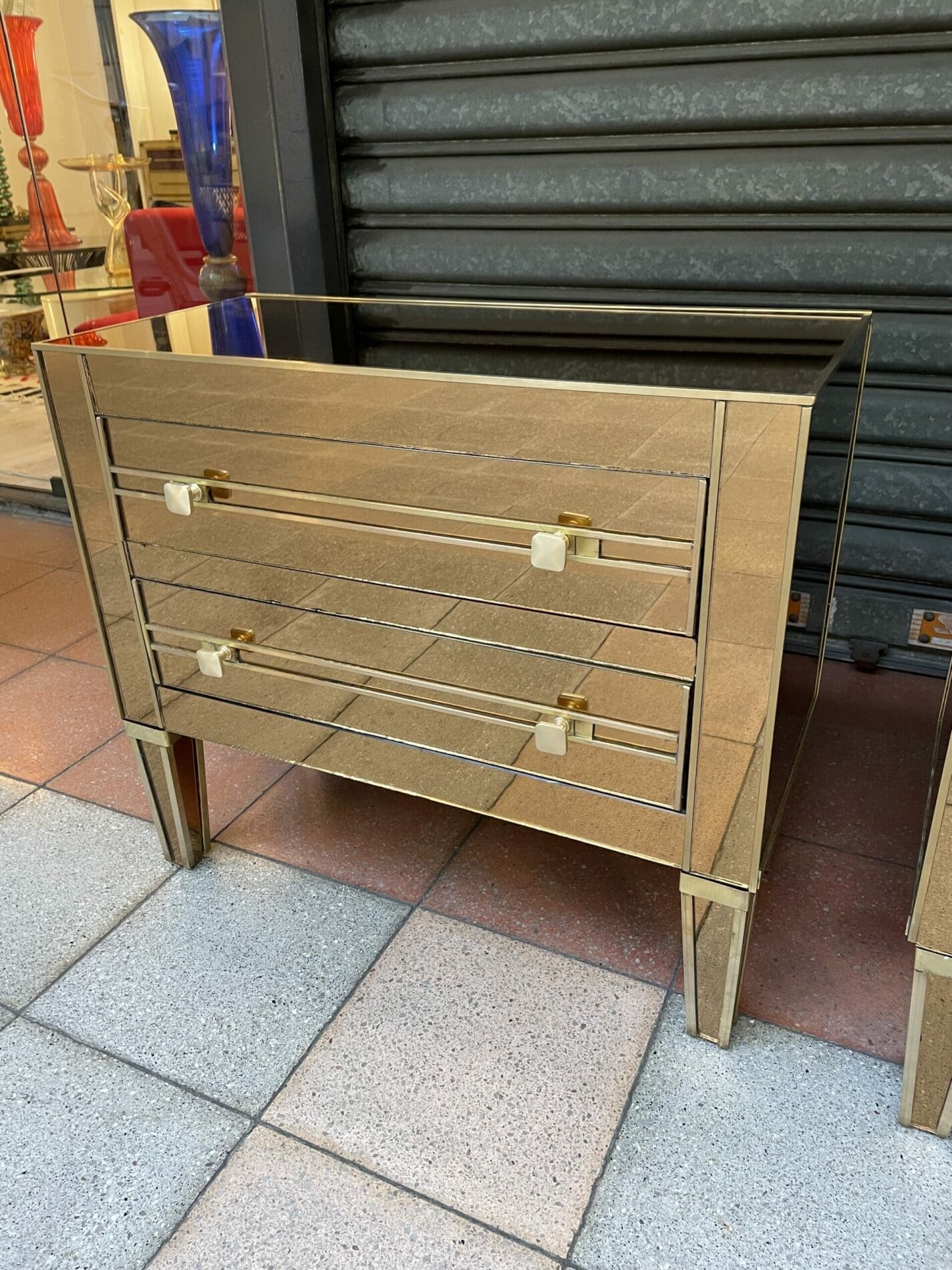 Paire de commodes italienne deux tiroirs des années 80 en verre teinté