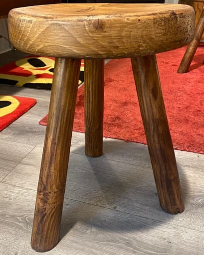 Tabouret tripode en pin par Charlotte Perriand