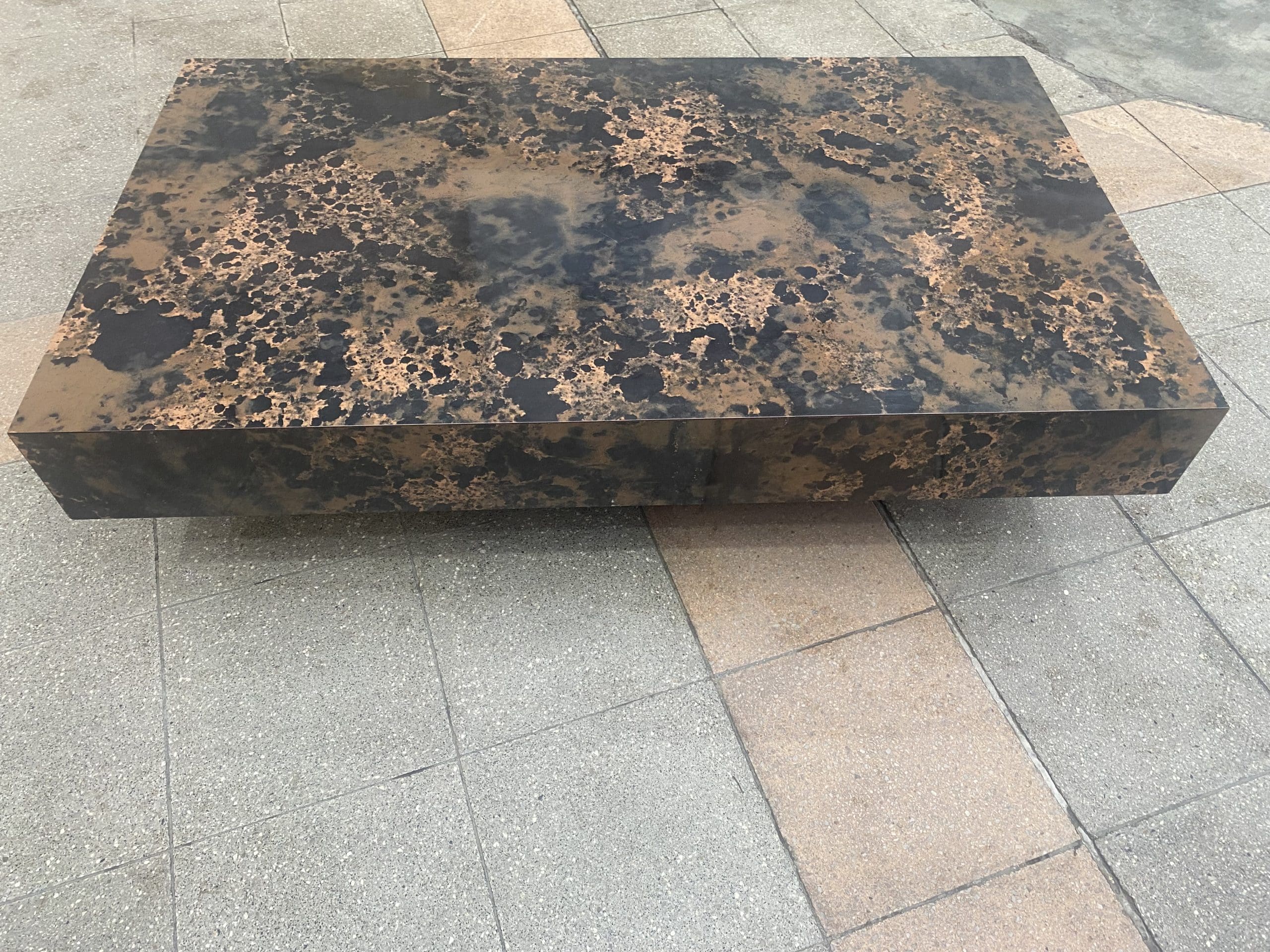 Table Basse « Éruption Solaire » de Guy Lefevre – Roche Bobois 1975 – 120×70,5×32,5 cm en Mélaminé Mordoré