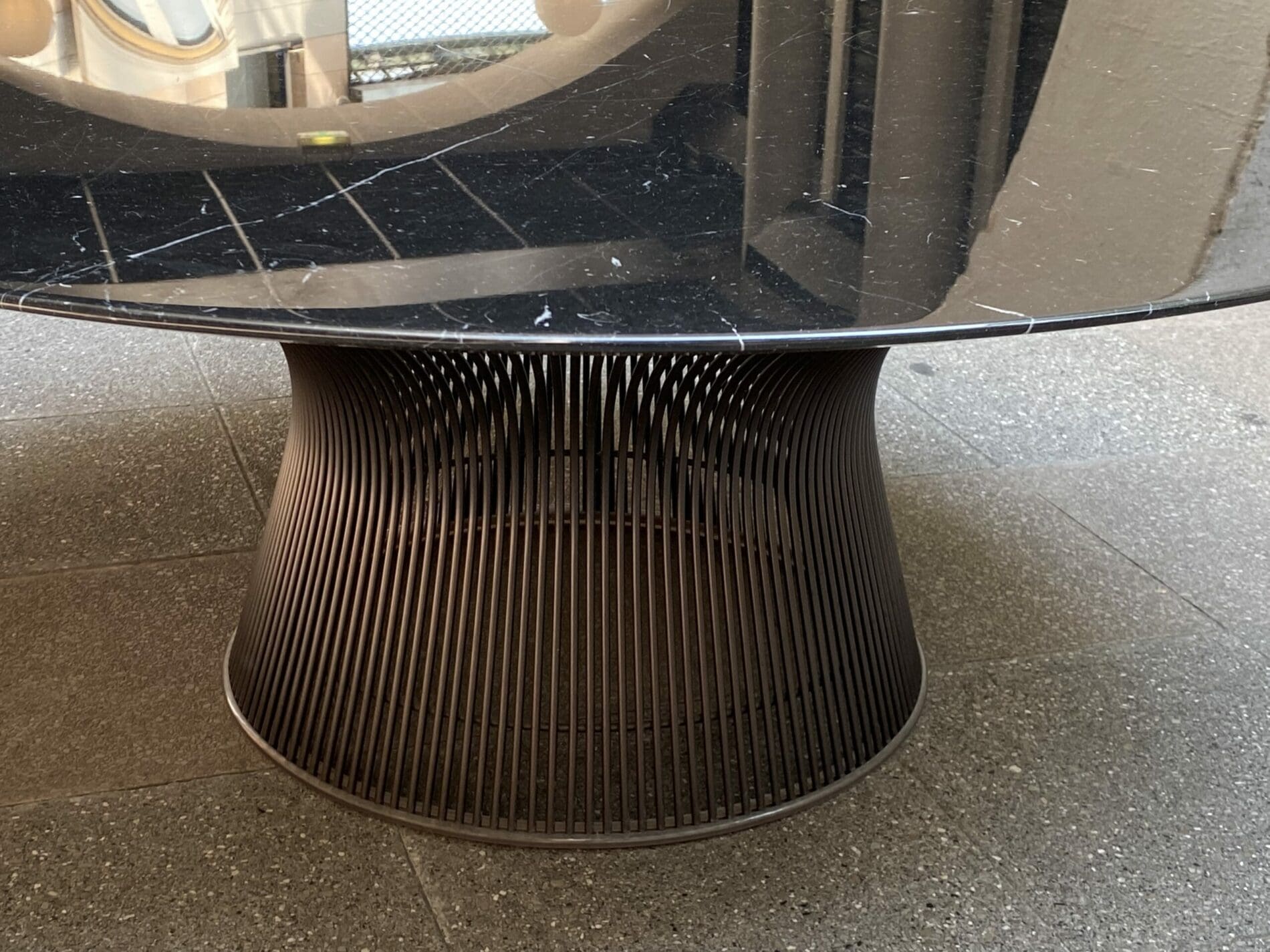 Table basse Warren Platner – Marbre Marquina et Bronze (Knoll, 2020)
