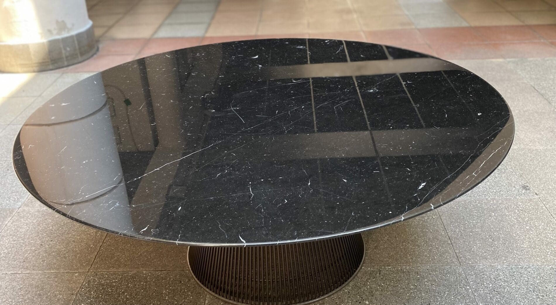 Table basse Warren Platner – Marbre Marquina et Bronze (Knoll, 2020)
