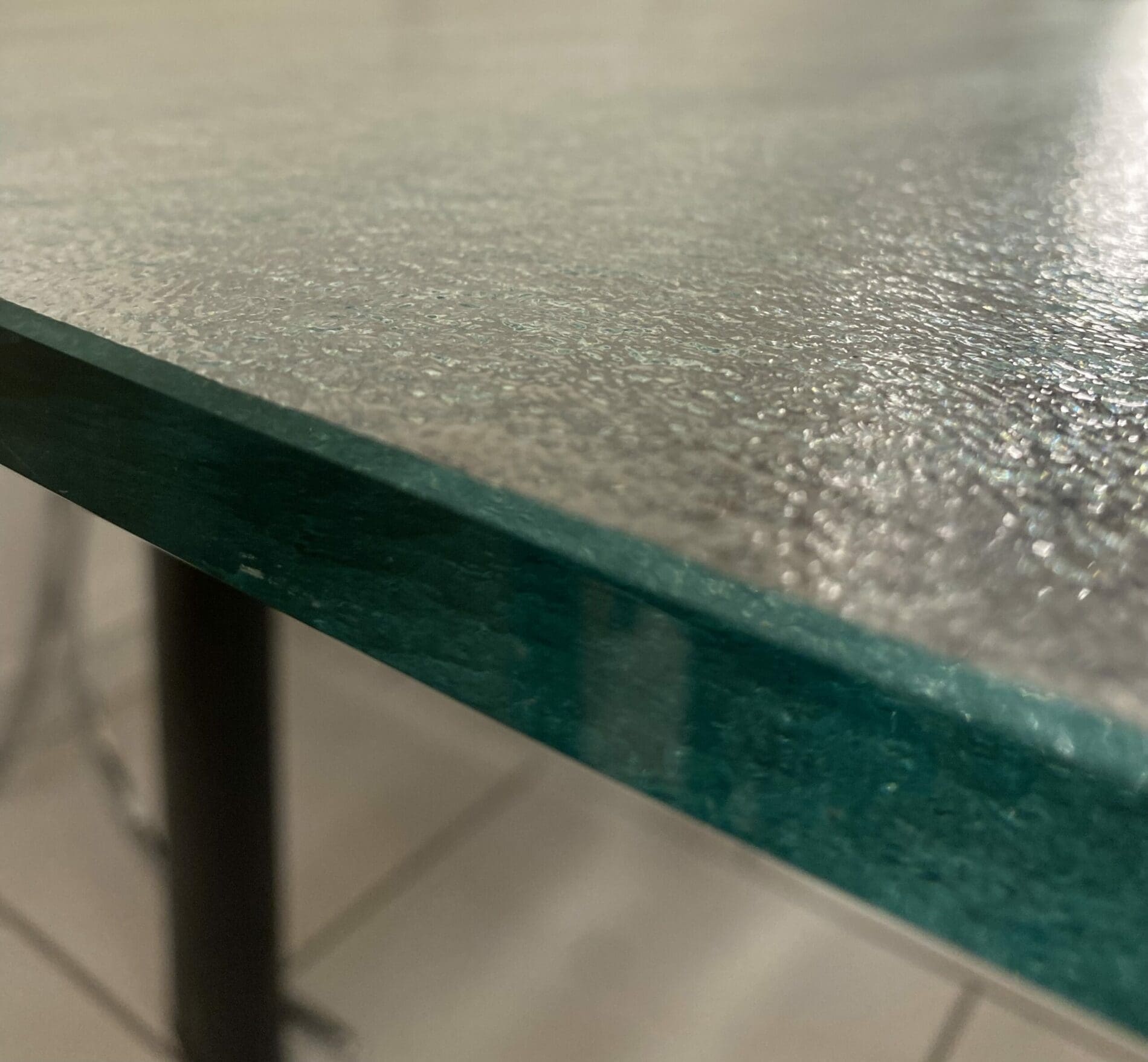 Table LC6 par Le Corbusier : Un Chef-d’œuvre de Design Moderniste et d’Innovation
