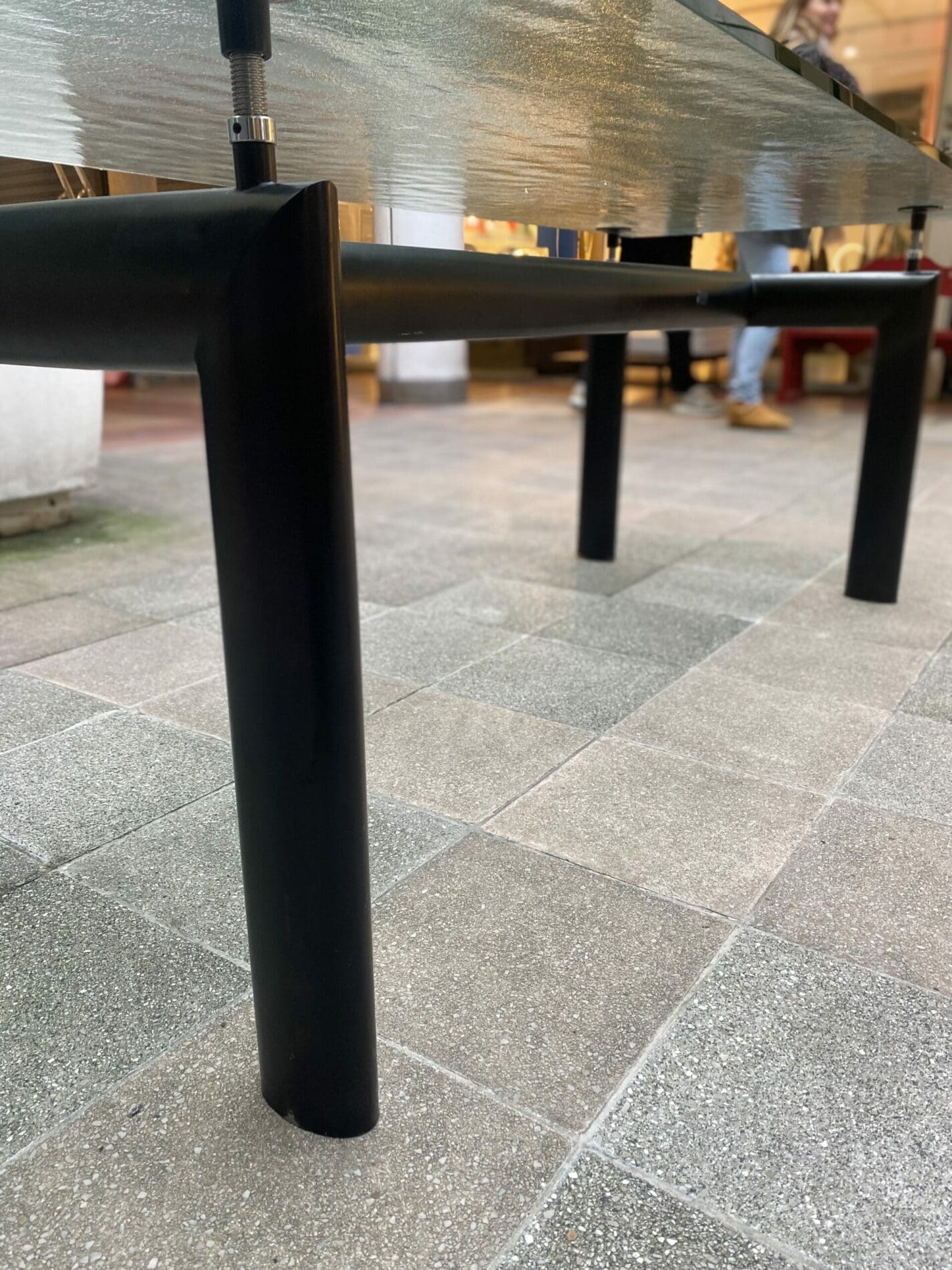 Table LC6 par Le Corbusier : Un Chef-d’œuvre de Design Moderniste et d’Innovation