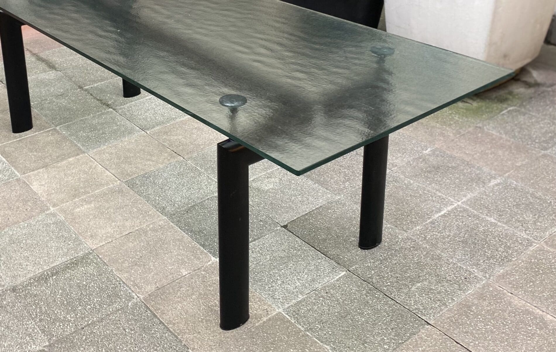 Table LC6 par Le Corbusier : Un Chef-d’œuvre de Design Moderniste et d’Innovation