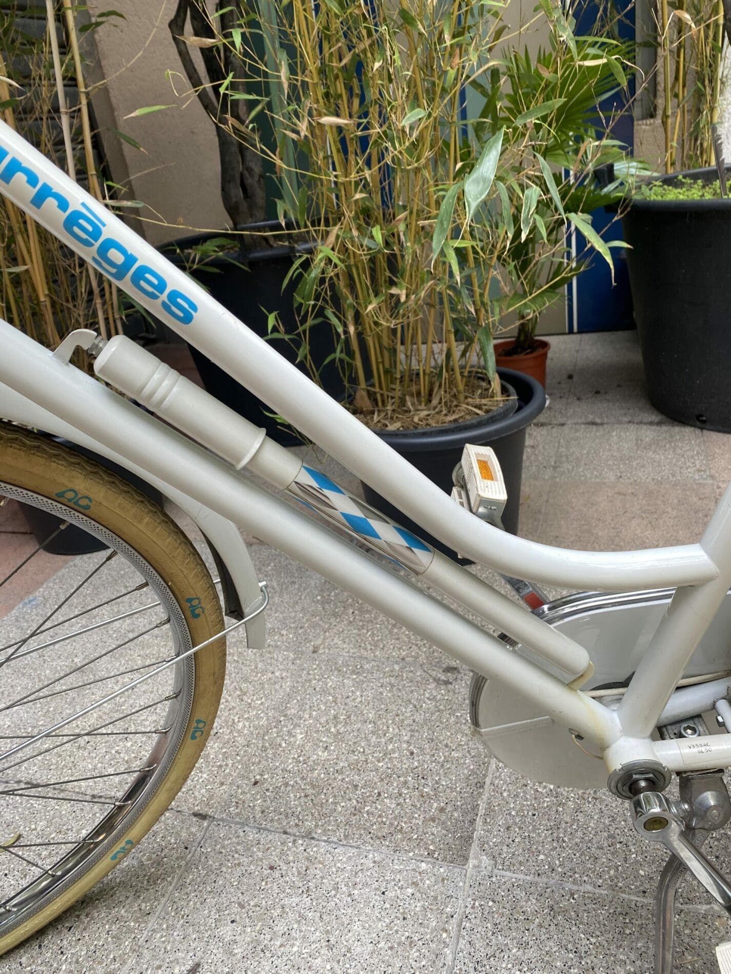 Vélo Femme Édition Limitée Courrèges/Peugeot – Un Collector Rare pour Fashionistas