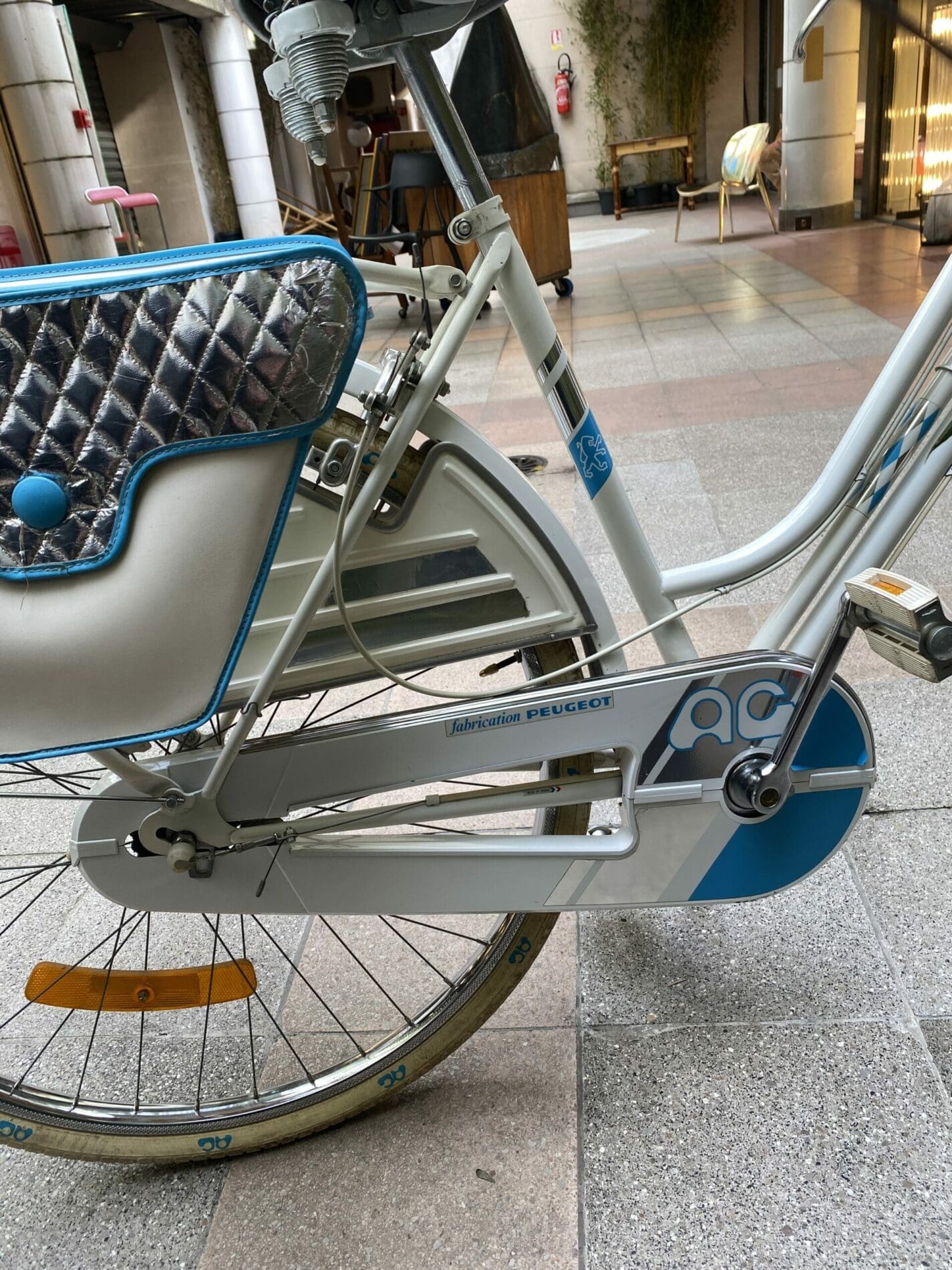 Vélo Femme Édition Limitée Courrèges/Peugeot – Un Collector Rare pour Fashionistas