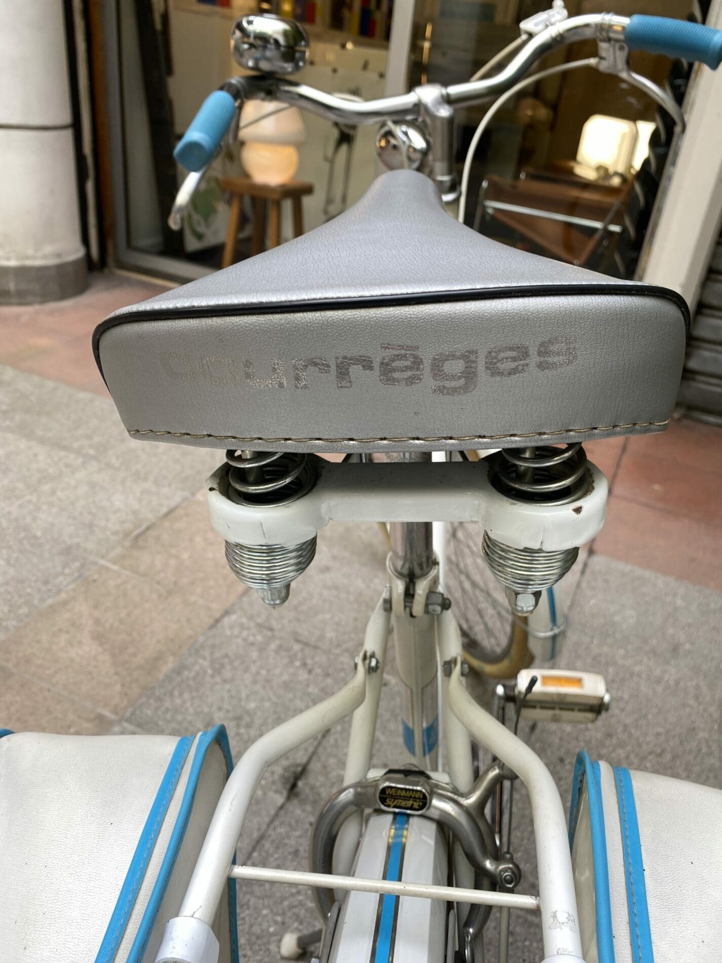 Vélo Femme Édition Limitée Courrèges/Peugeot – Un Collector Rare pour Fashionistas