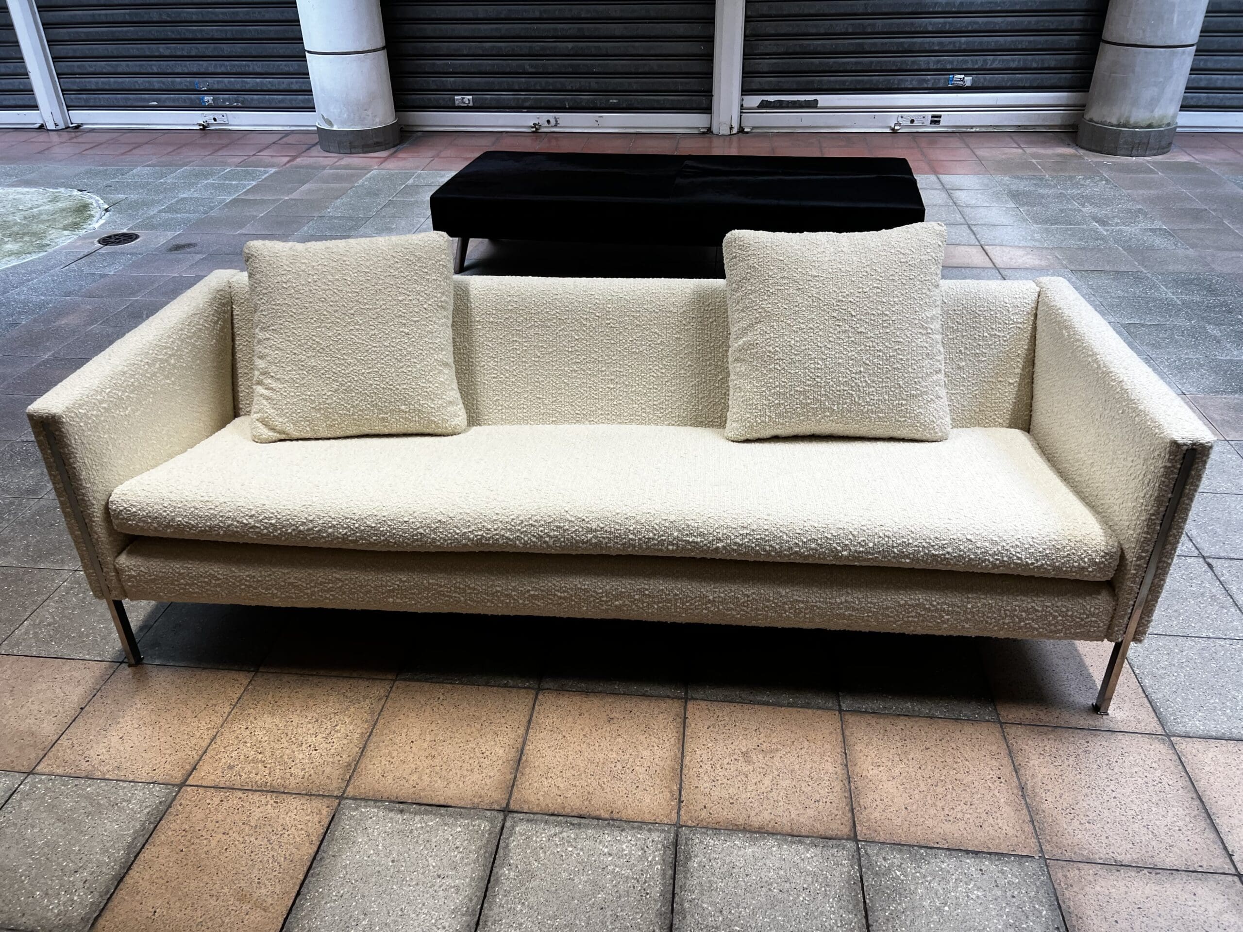 Canapé Pierre Paulin modèle 442 en bouclette écrue – Icône du design des années 60