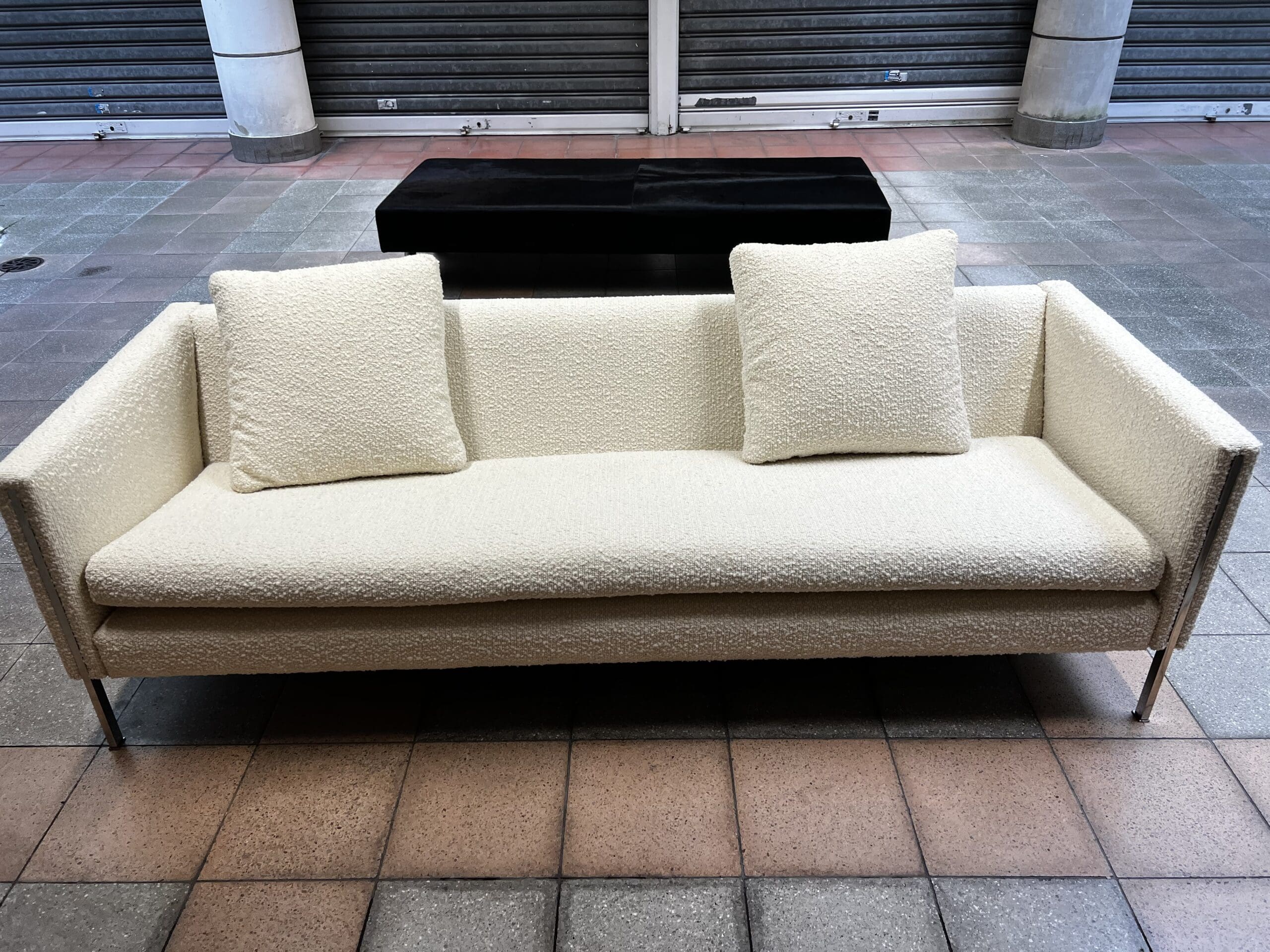 Canapé Pierre Paulin modèle 442 en bouclette écrue – Icône du design des années 60