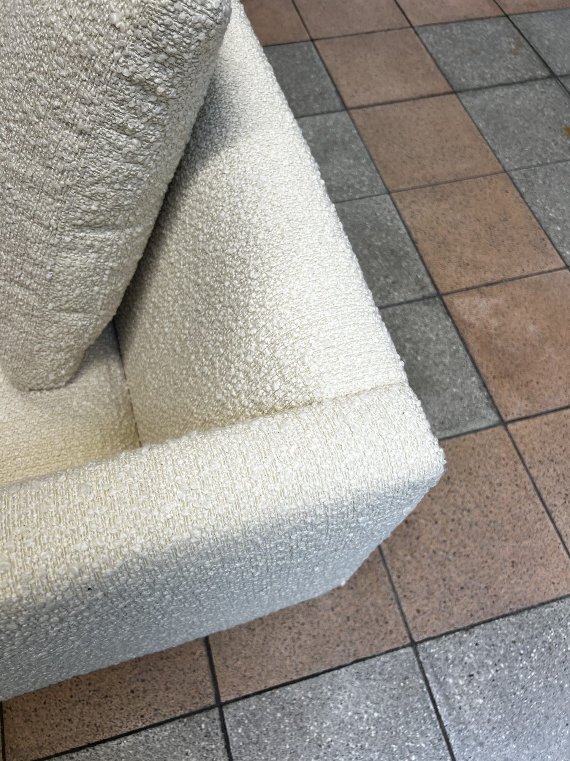 Canapé Pierre Paulin modèle 442 en bouclette écrue – Icône du design des années 60