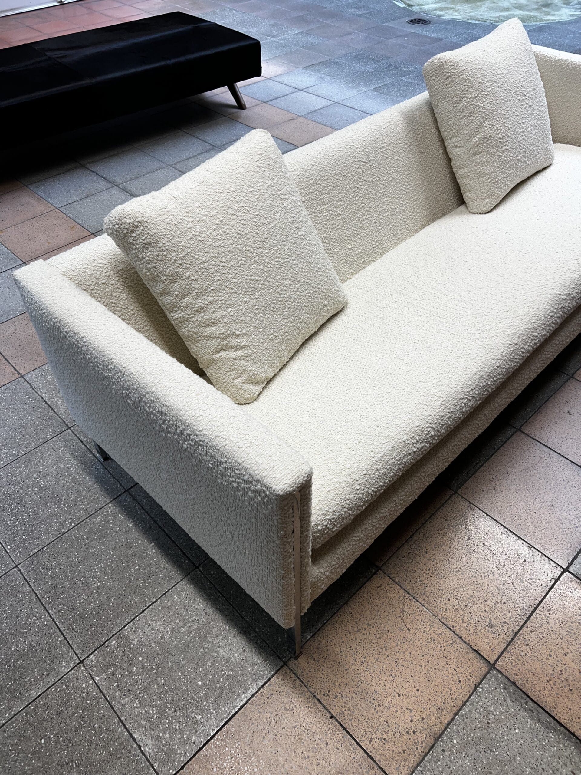 Canapé Pierre Paulin modèle 442 en bouclette écrue – Icône du design des années 60
