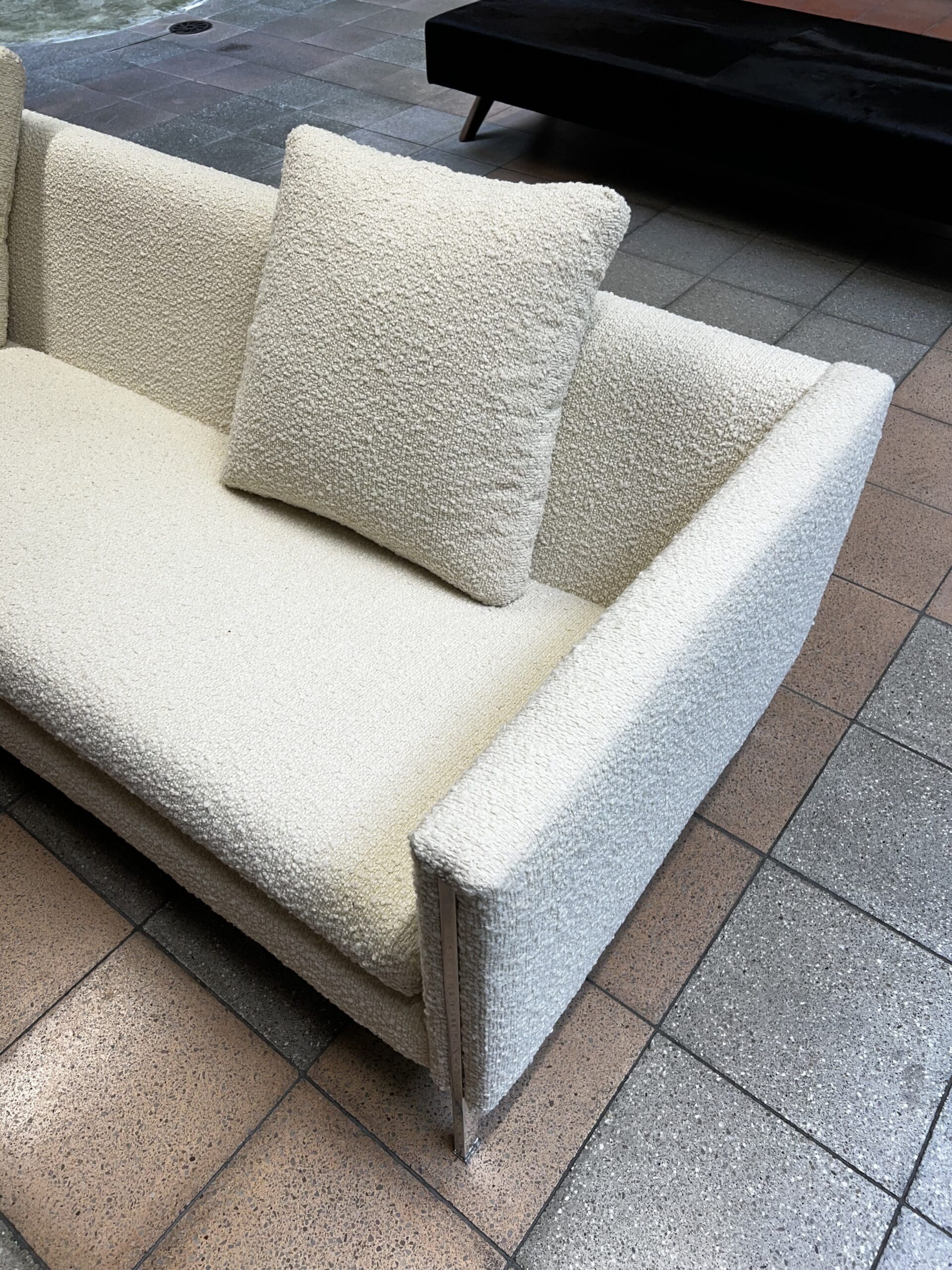 Canapé Pierre Paulin modèle 442 en bouclette écrue – Icône du design des années 60