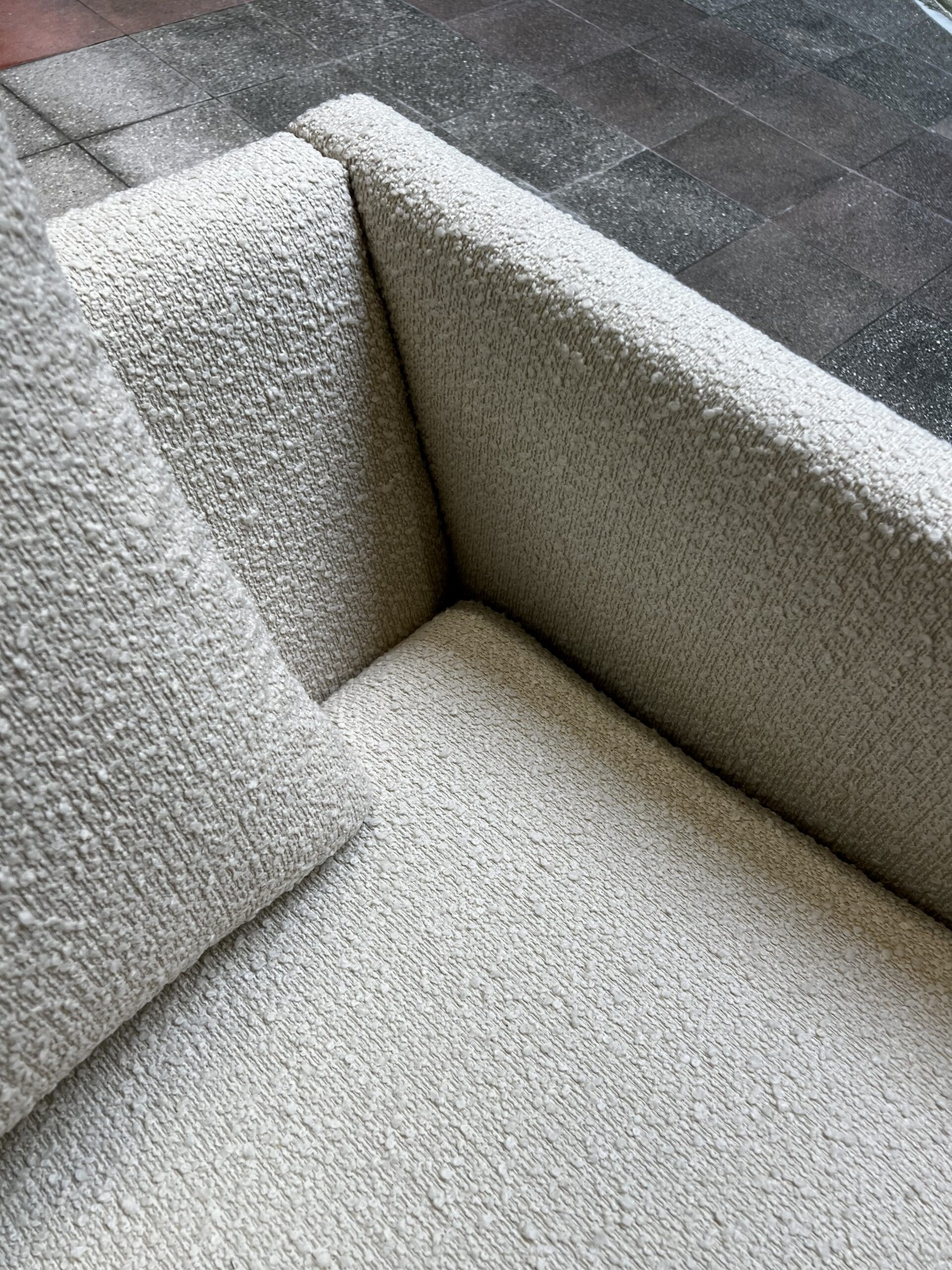 Canapé Pierre Paulin modèle 442 en bouclette écrue – Icône du design des années 60