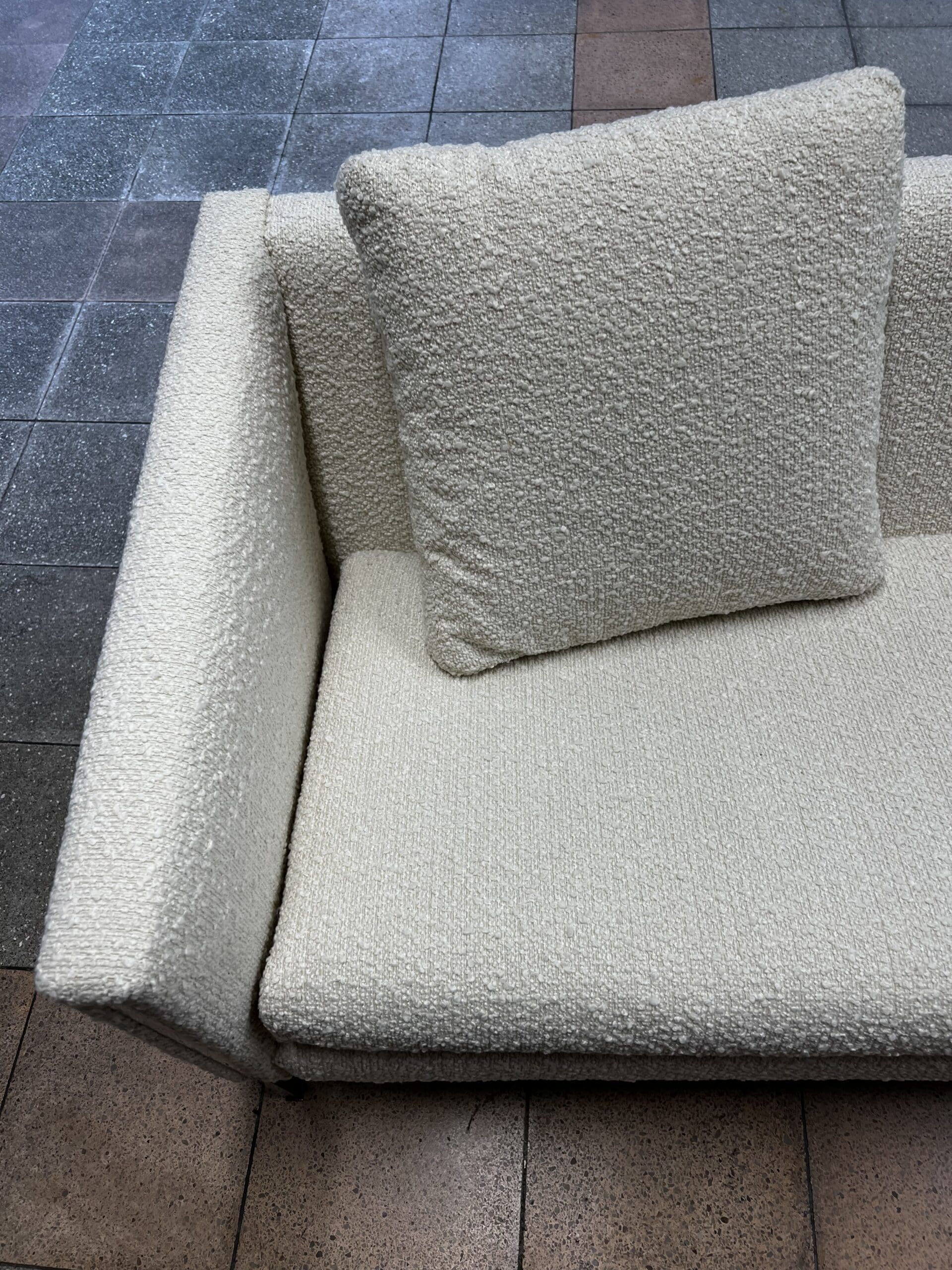 Canapé Pierre Paulin modèle 442 en bouclette écrue – Icône du design des années 60