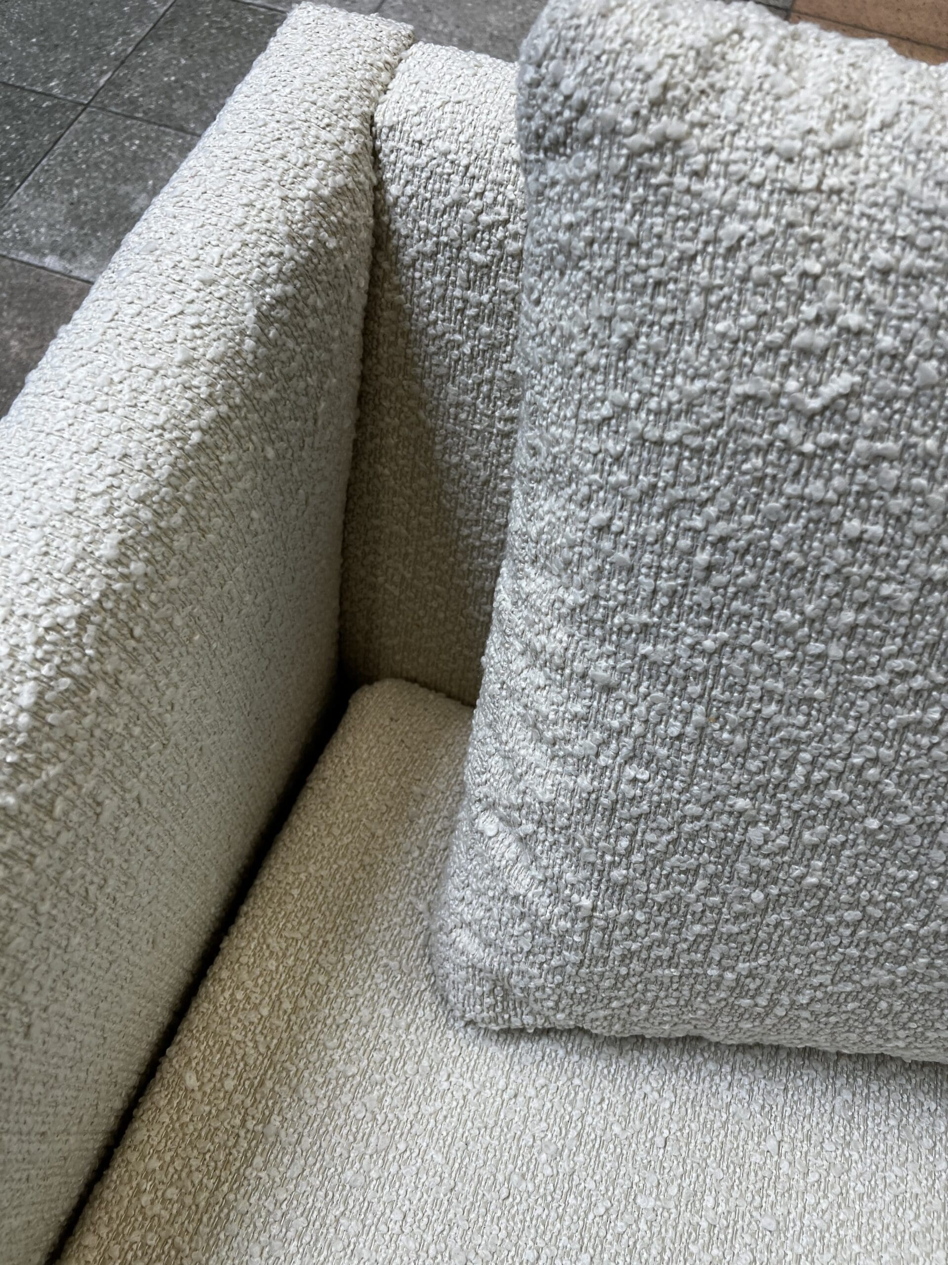 Canapé Pierre Paulin modèle 442 en bouclette écrue – Icône du design des années 60