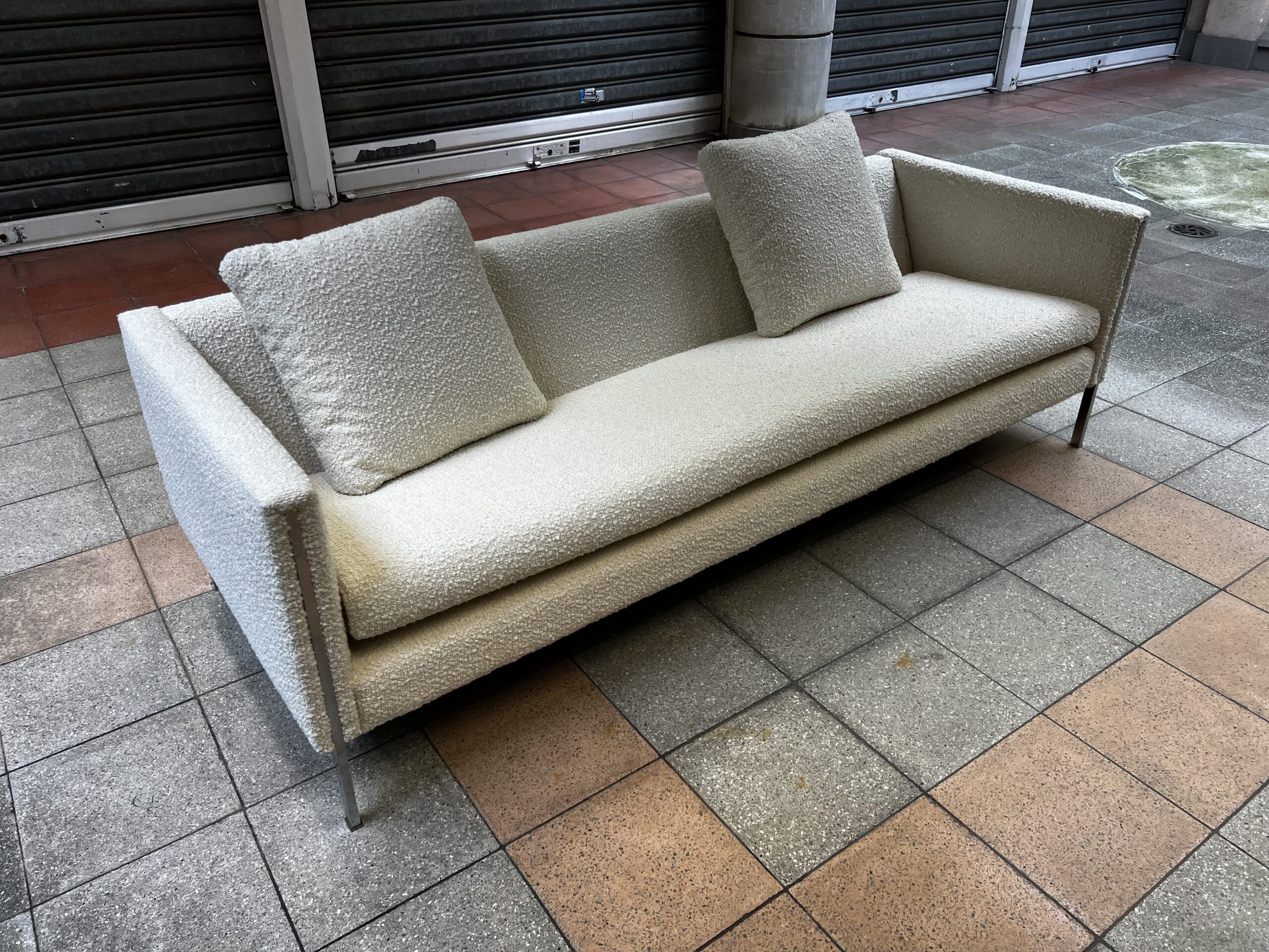 Canapé Pierre Paulin modèle 442 en bouclette écrue – Icône du design des années 60