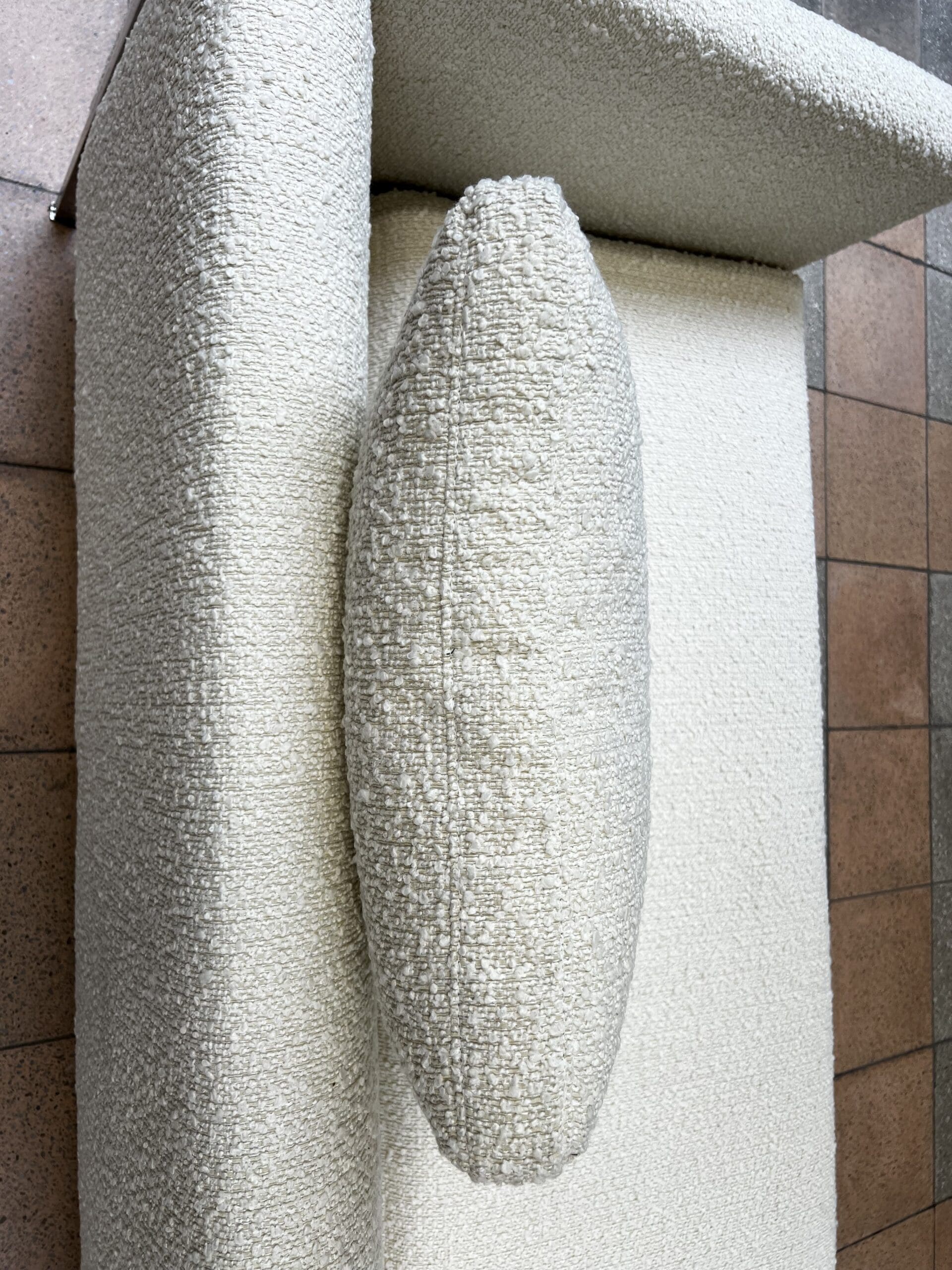 Canapé Pierre Paulin modèle 442 en bouclette écrue – Icône du design des années 60