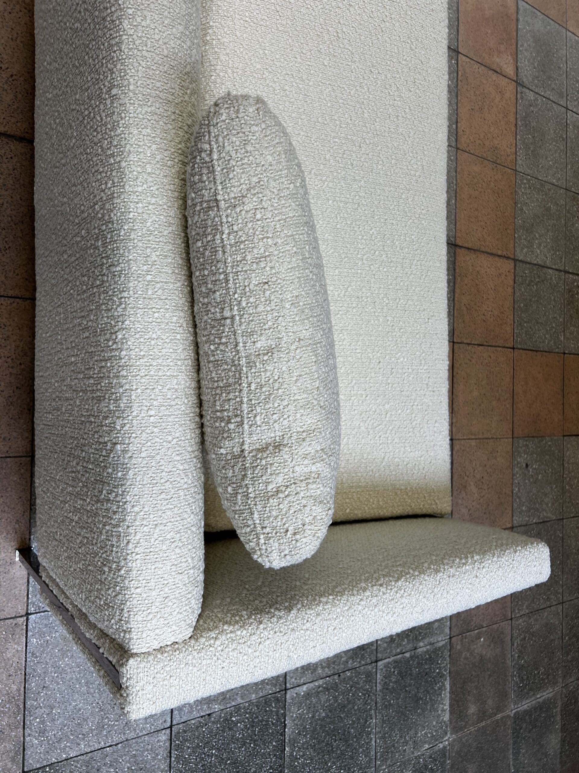 Canapé Pierre Paulin modèle 442 en bouclette écrue – Icône du design des années 60